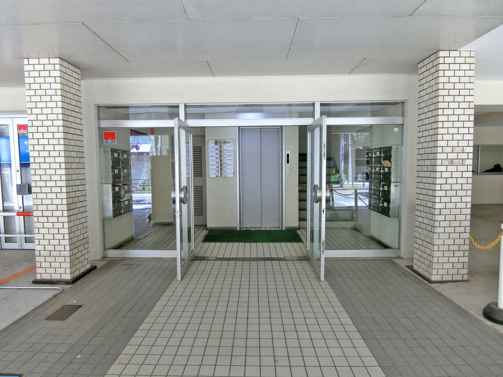 オフィスビル出入口