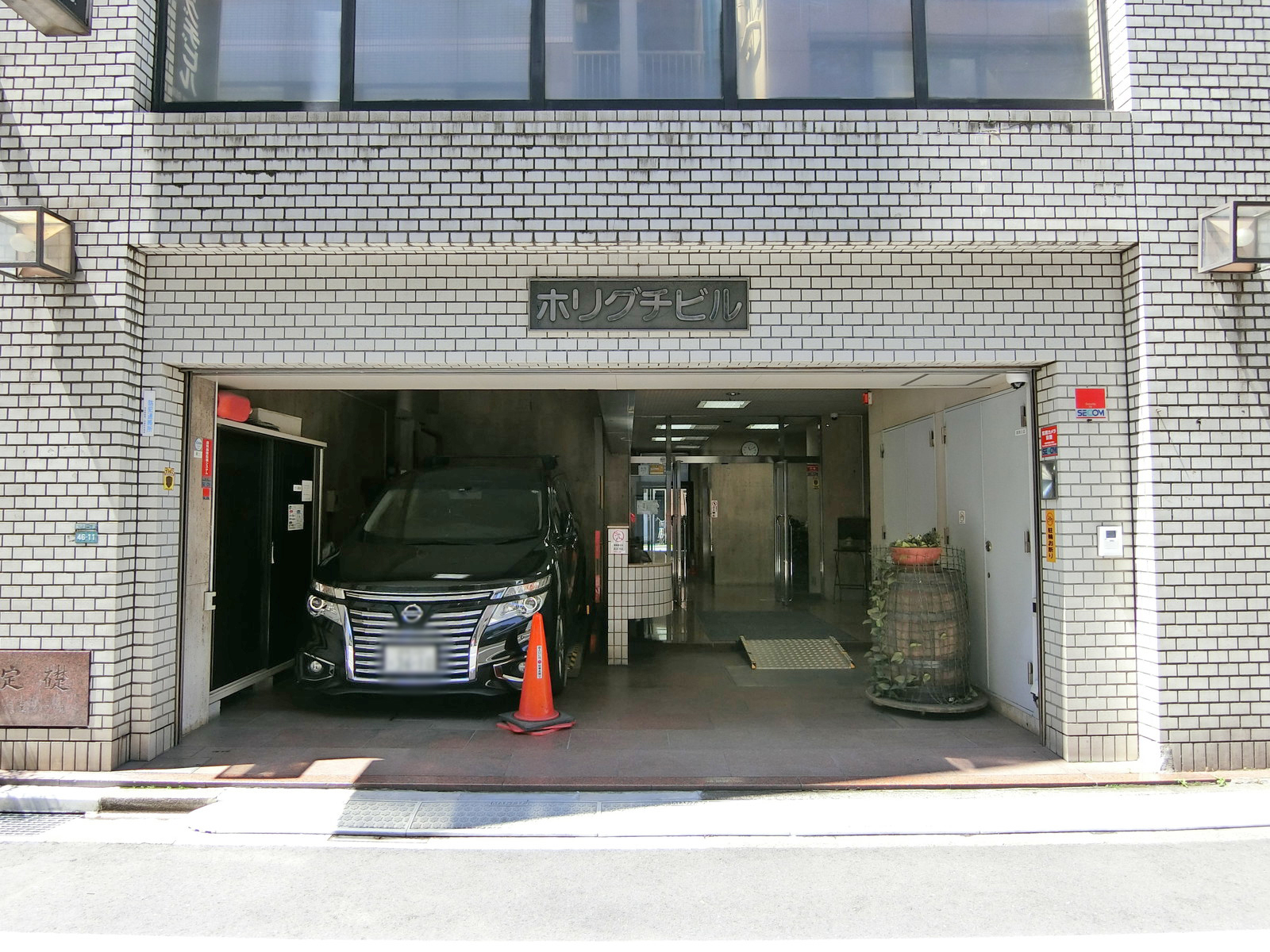オフィスビル出入口