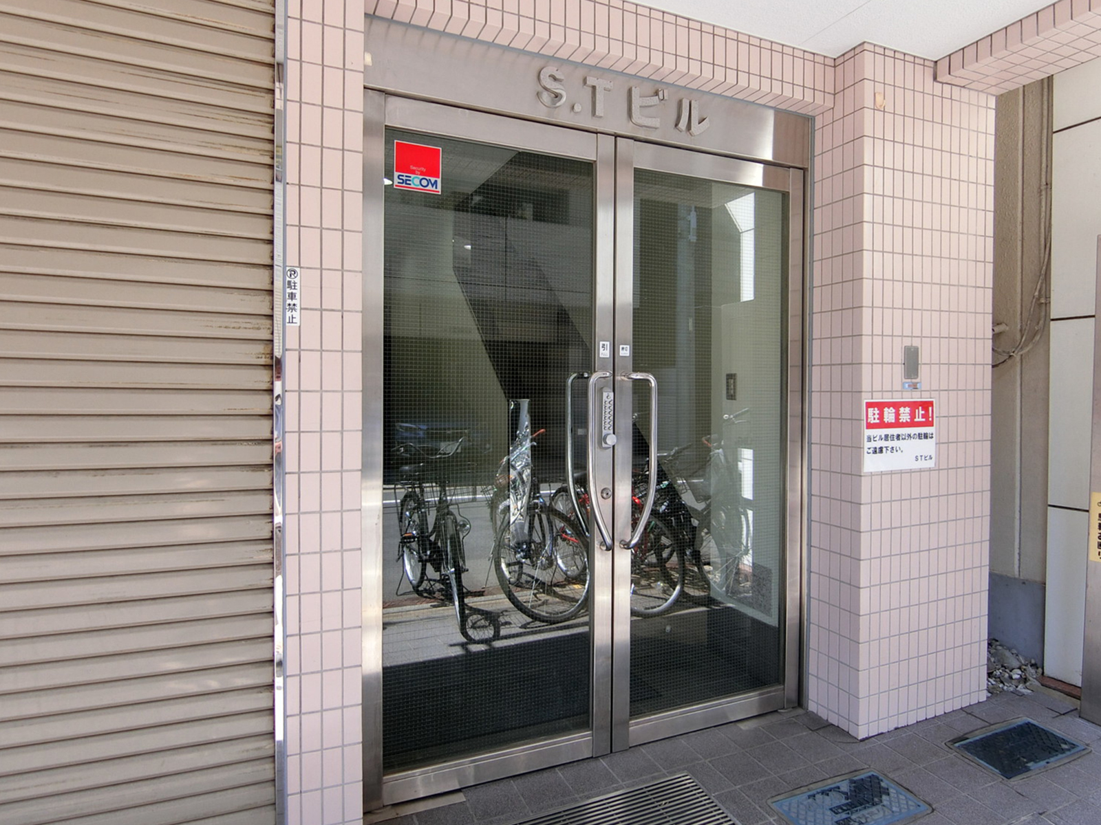 オフィスビル出入口