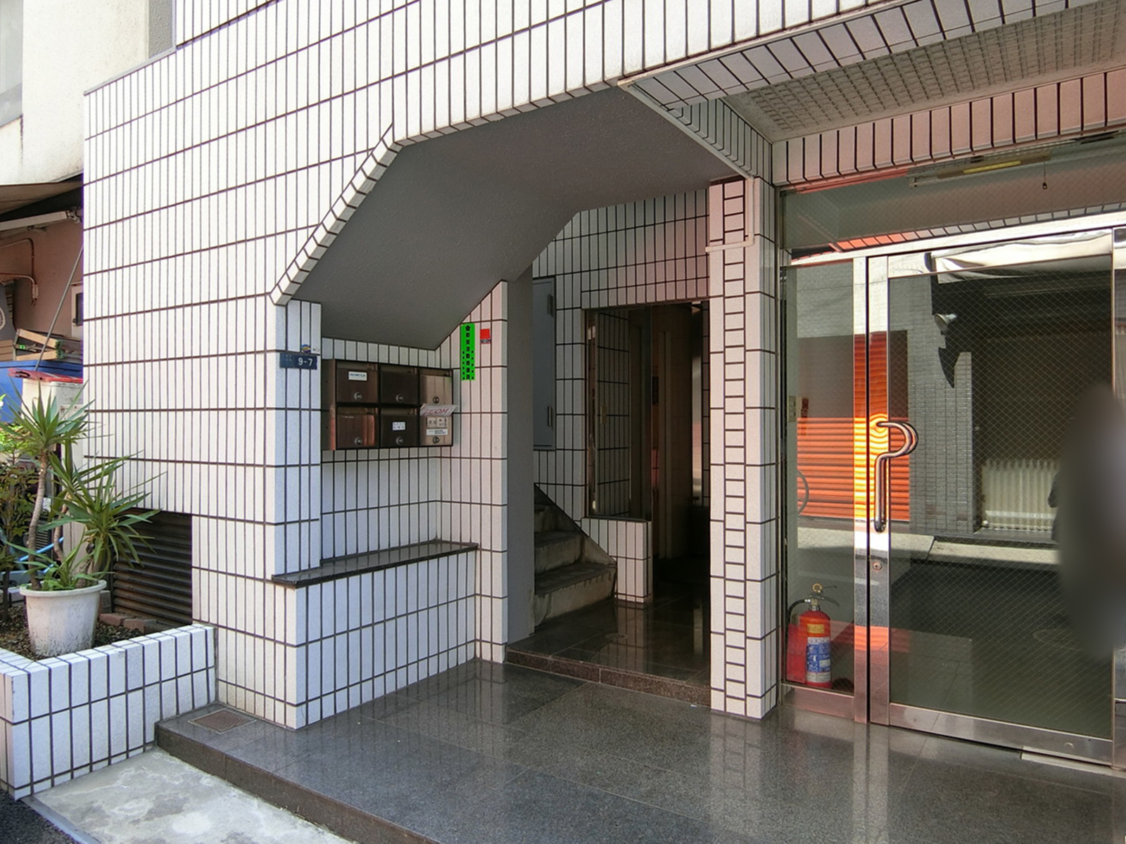 オフィスビル出入口