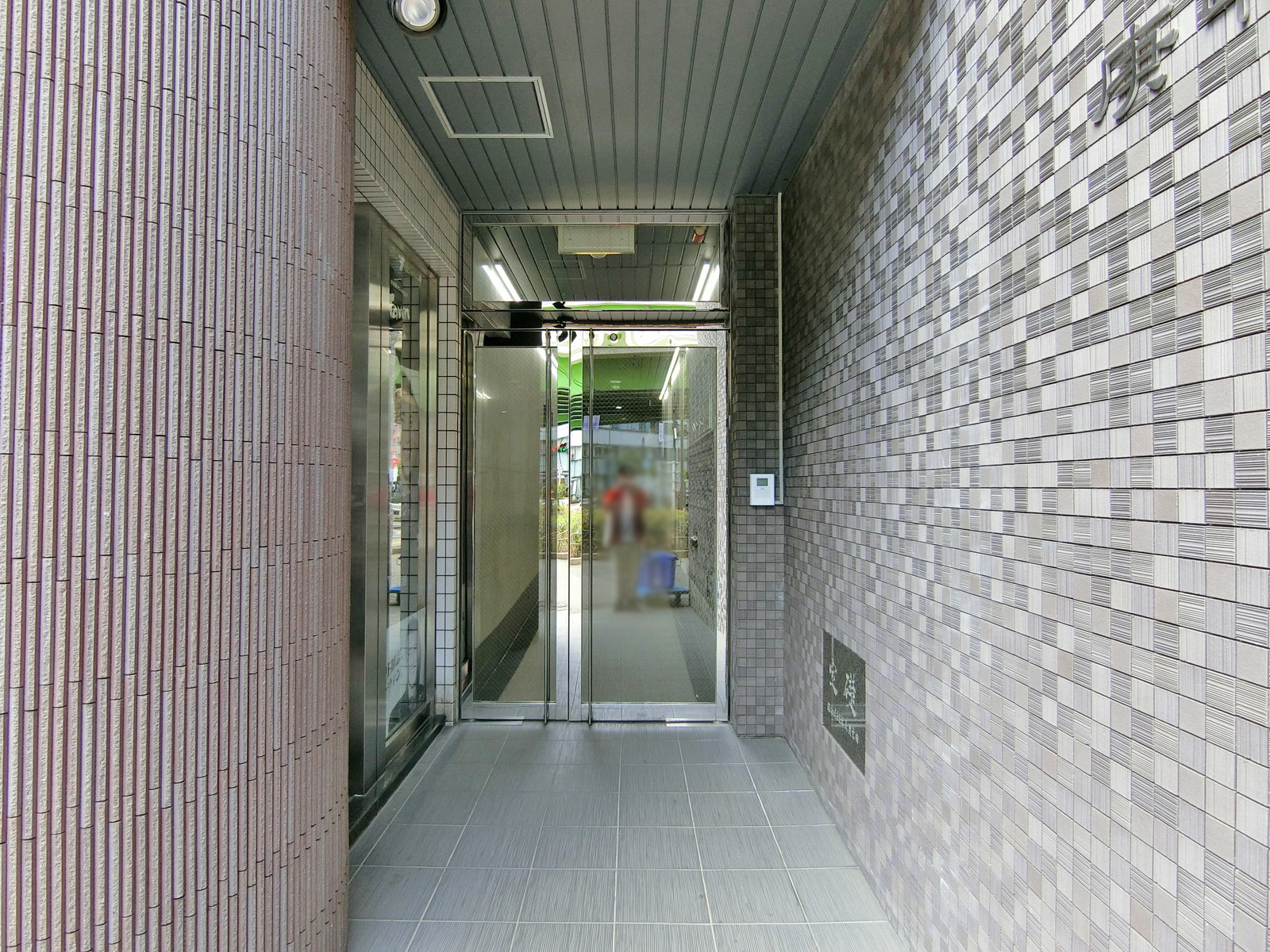 オフィスビル出入口