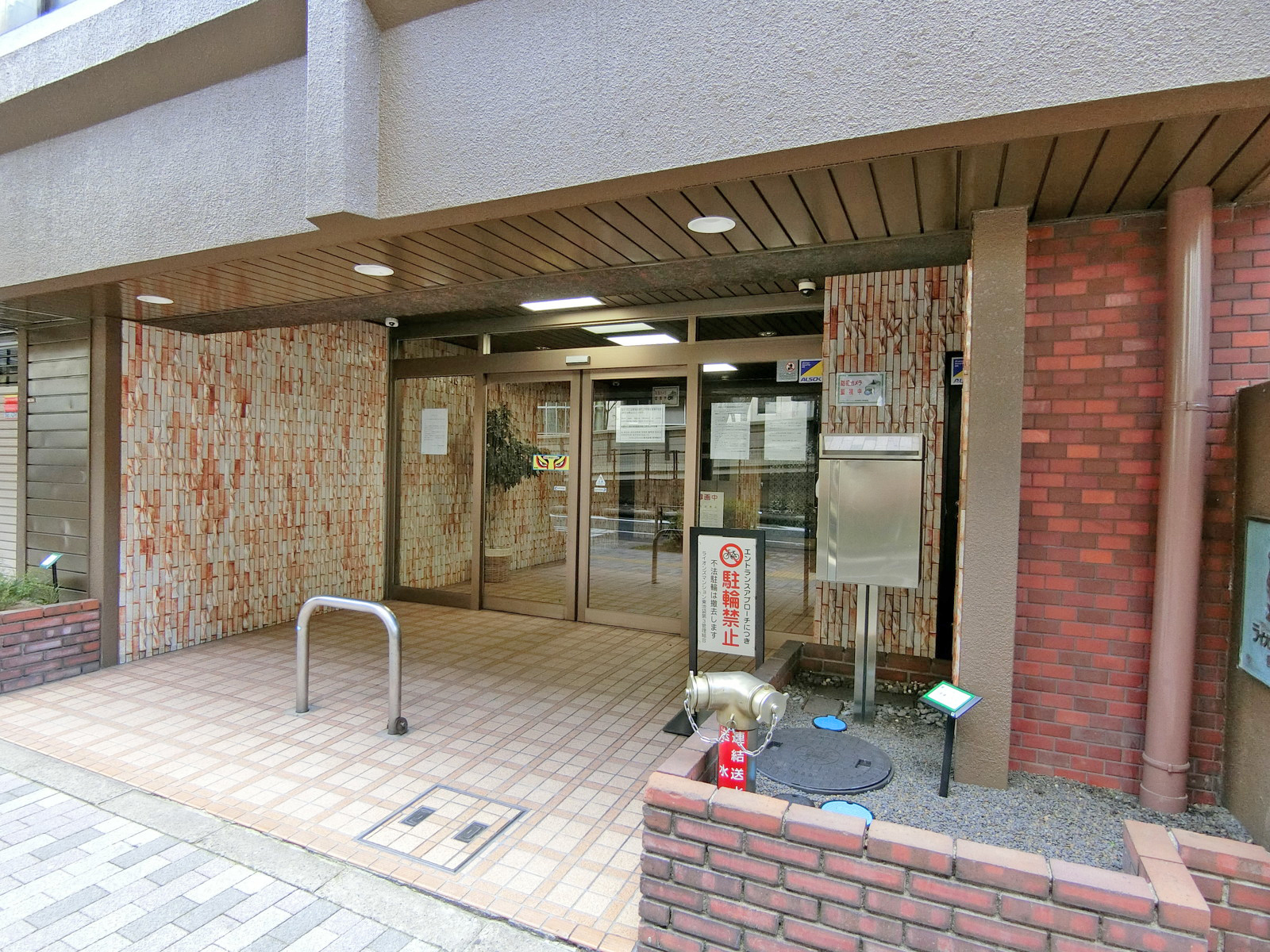 オフィスビル出入り口