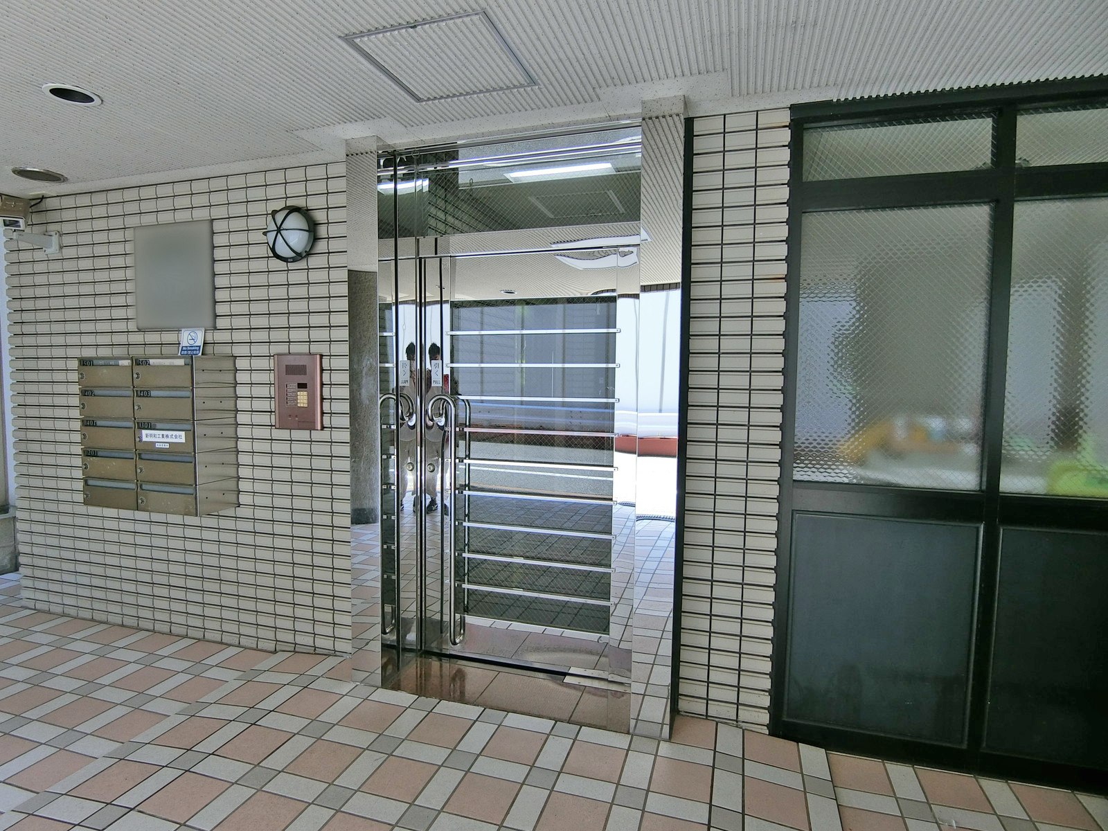 オフィスビル出入口