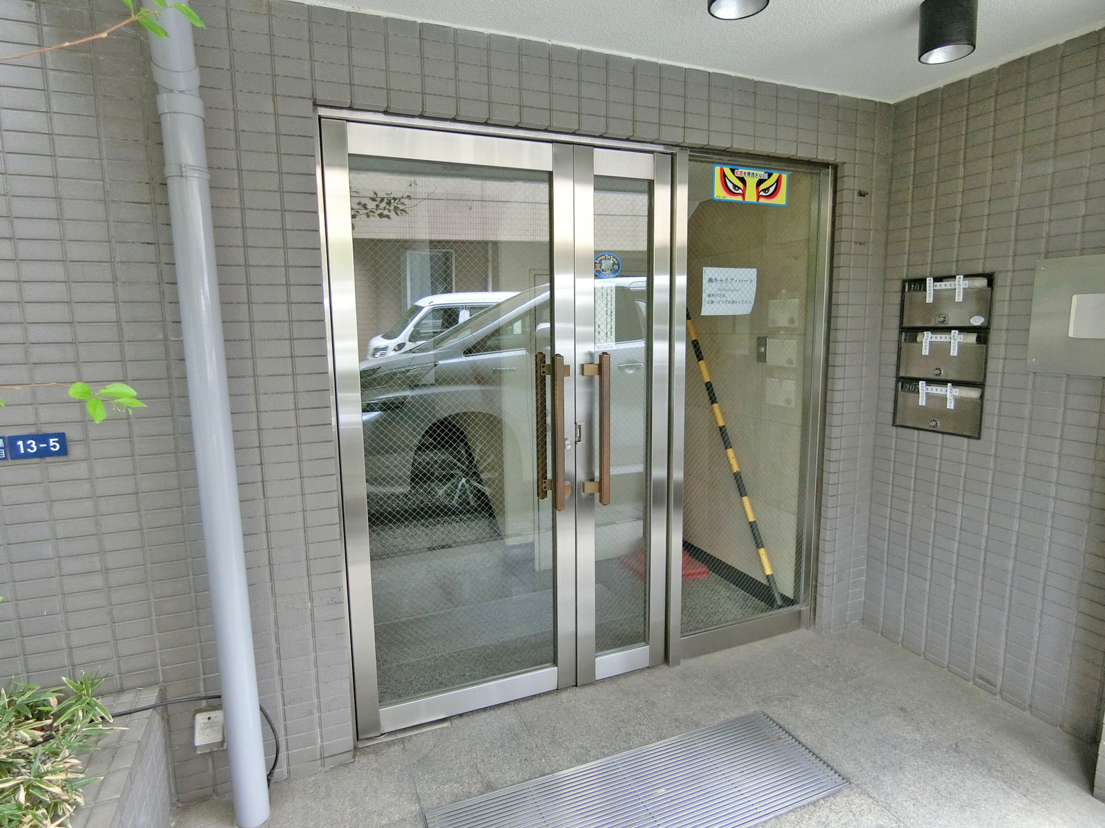 オフィスビル出入口