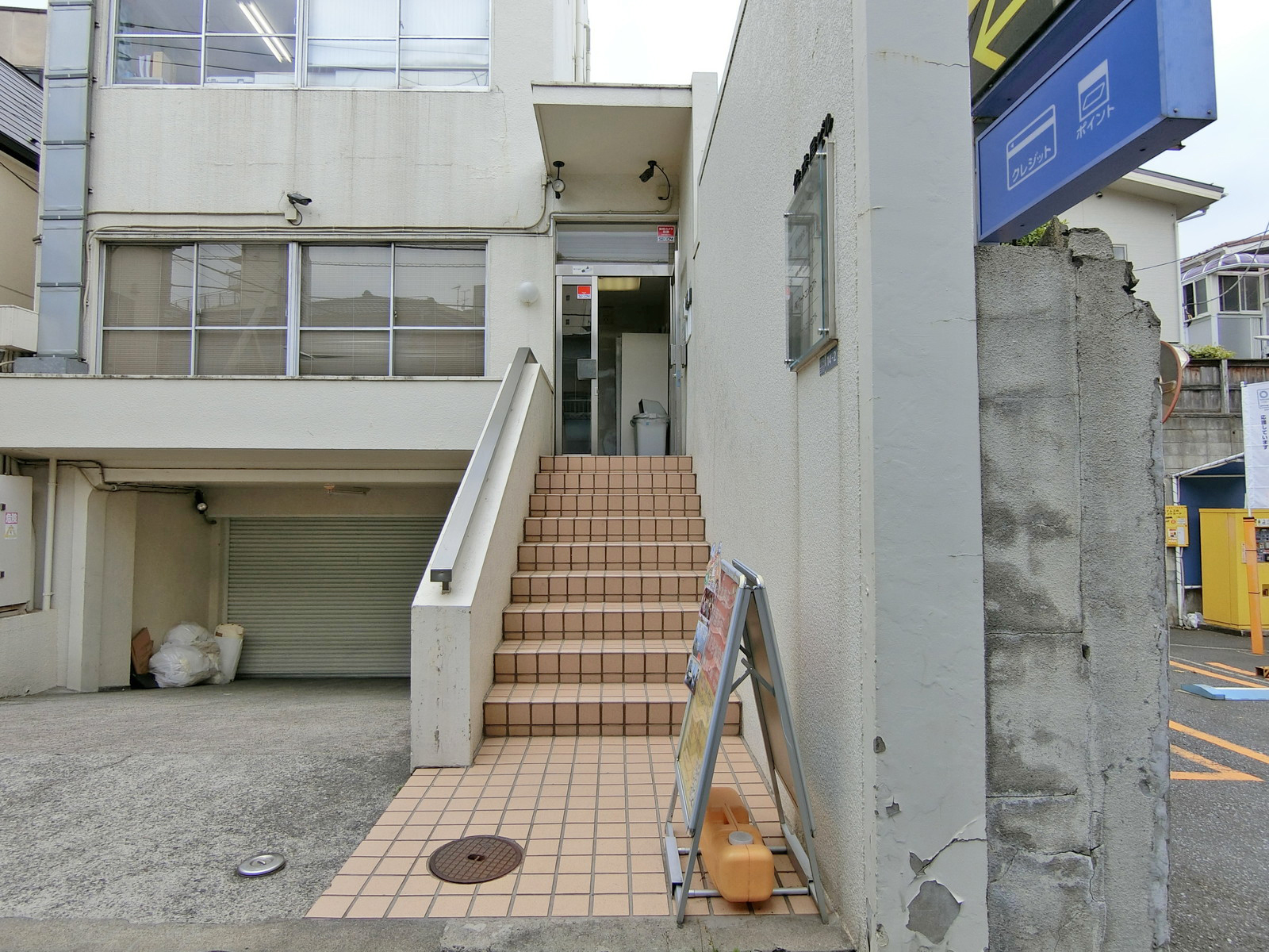 オフィスビル出入口