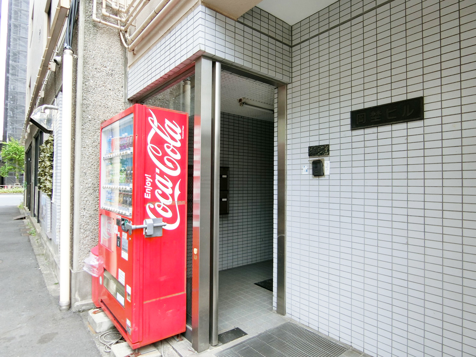 オフィスビル出入口
