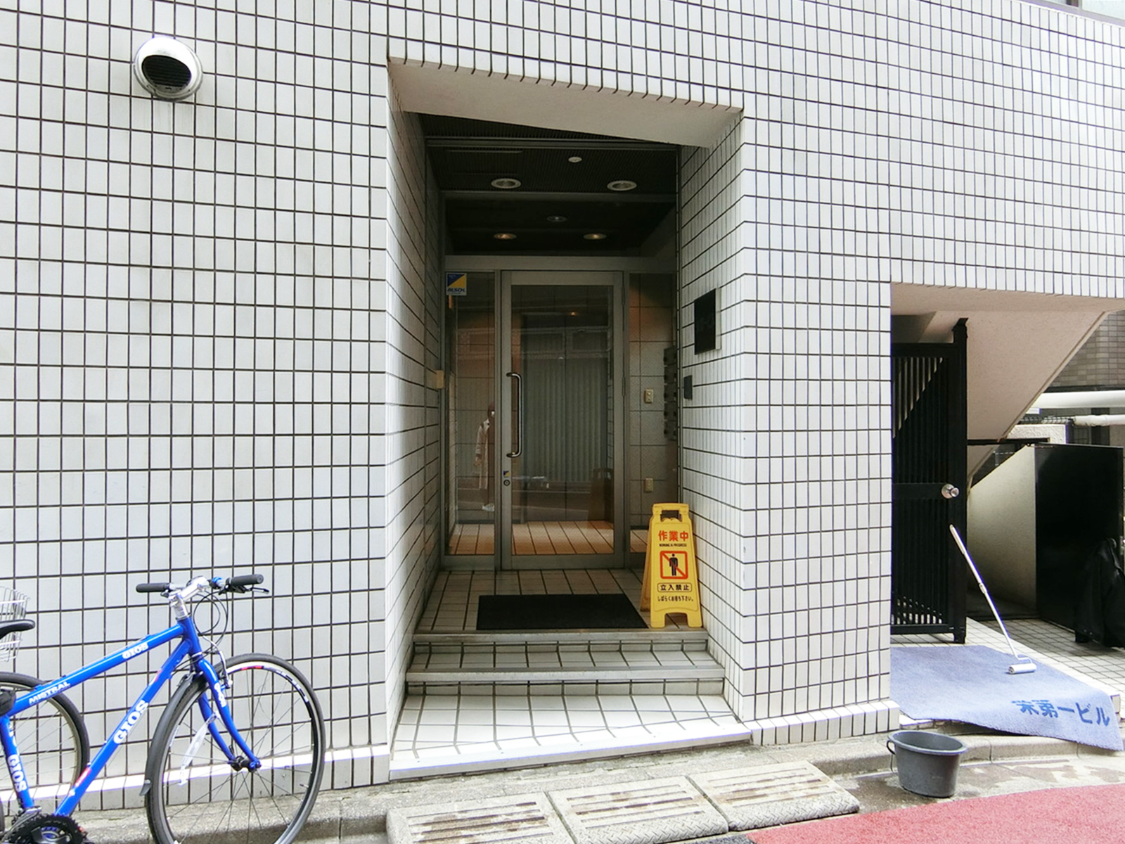 オフィスビル出入口
