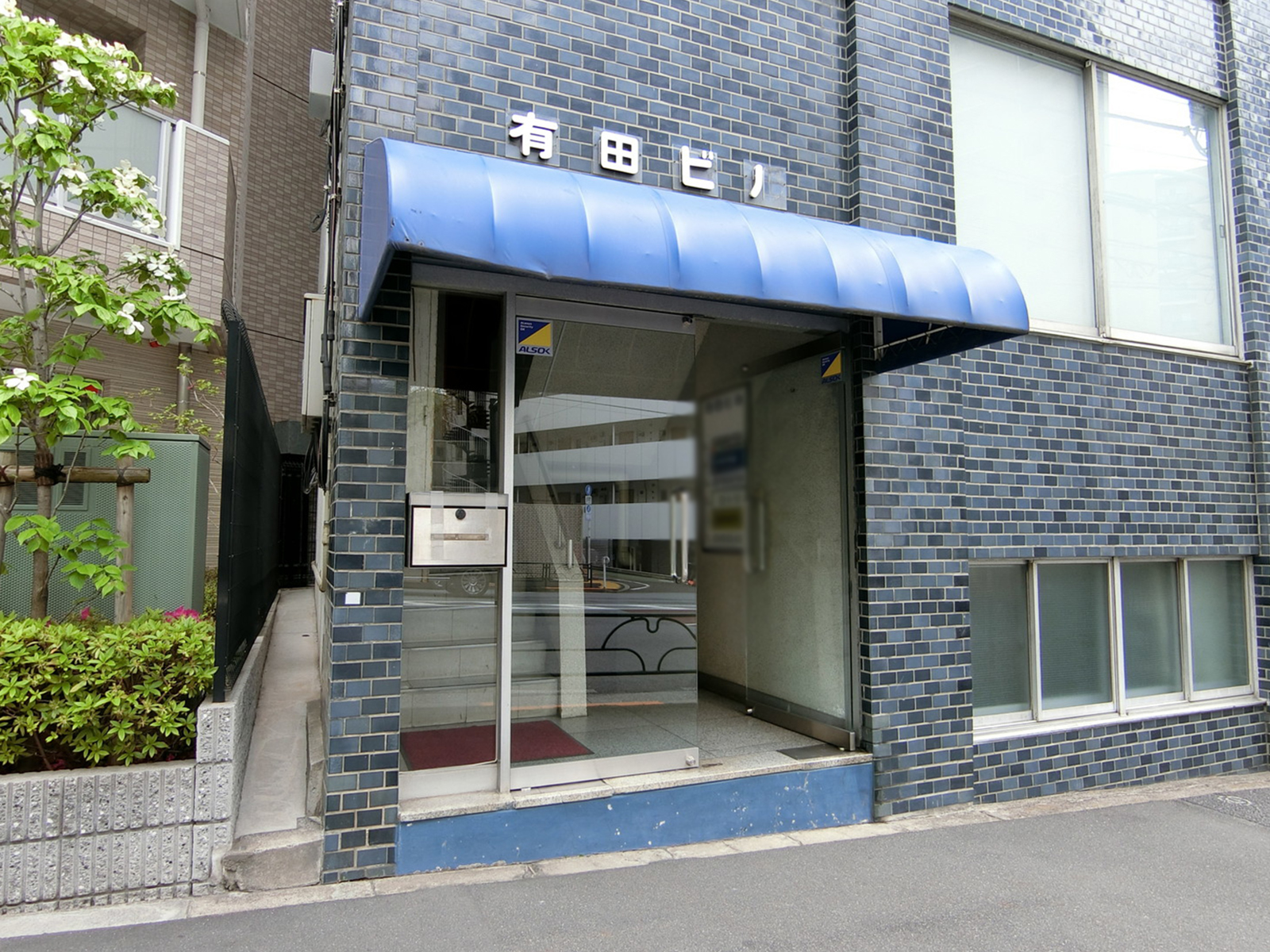 オフィスビル出入口