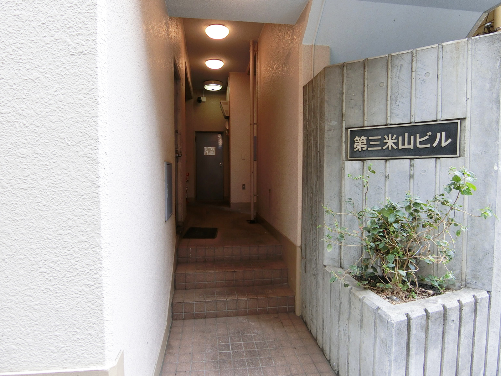 オフィスビル出入口