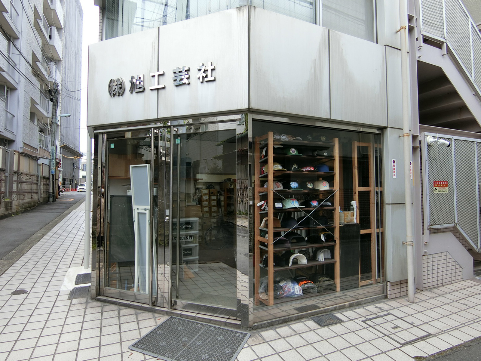 オフィスビル出入口