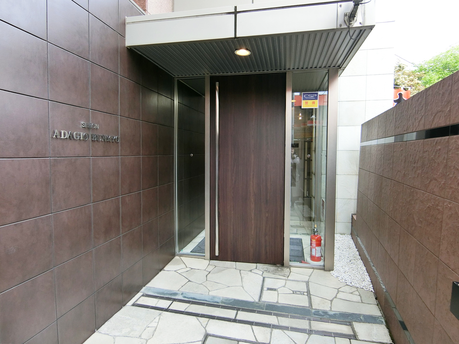 オフィスビル出入口