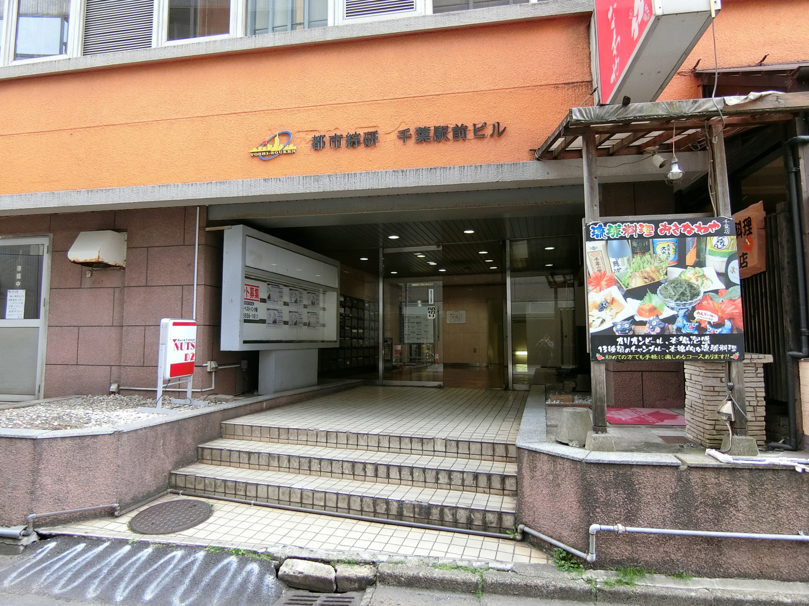 オフィスビル出入り口