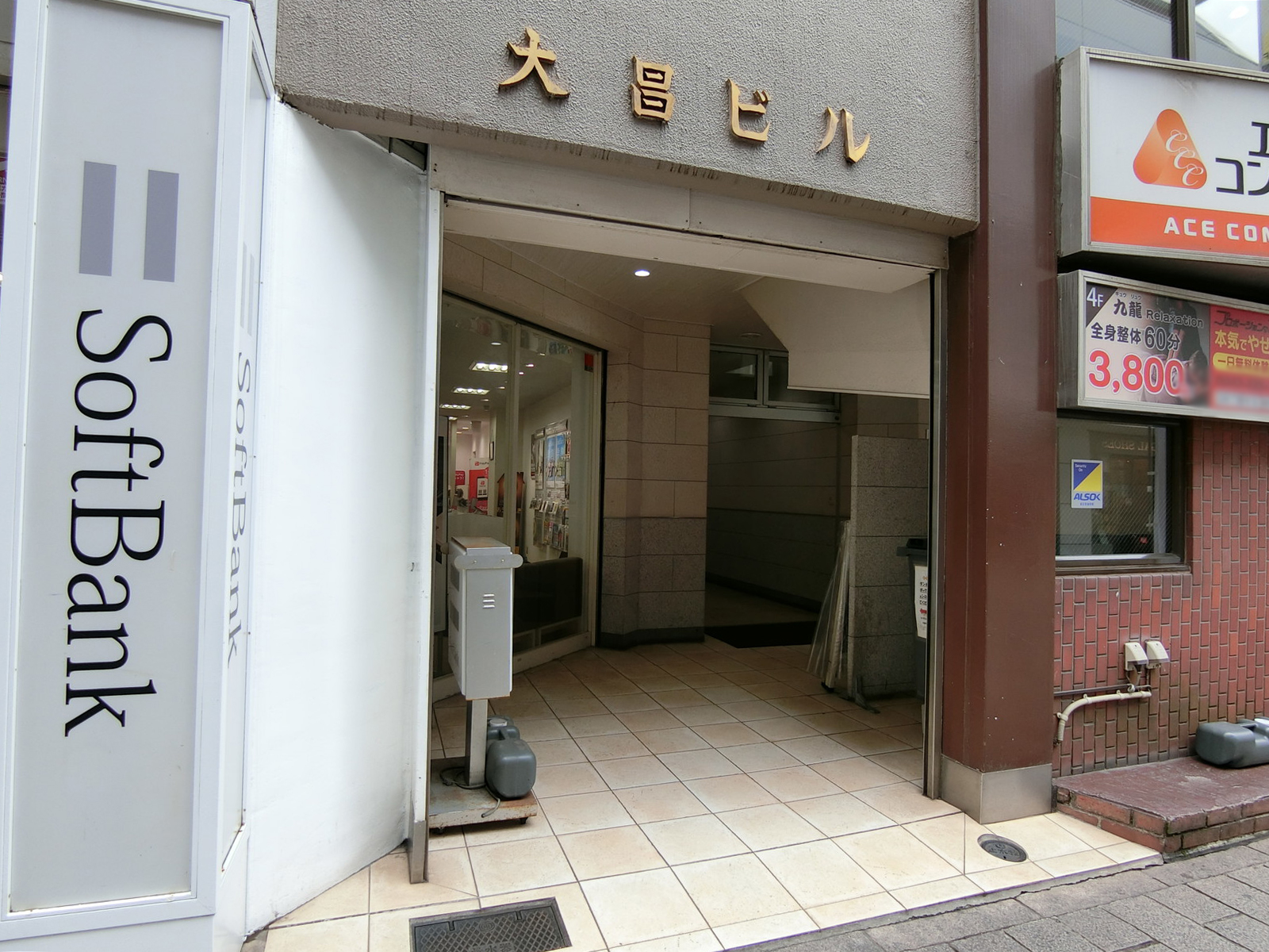 オフィスビル出入り口