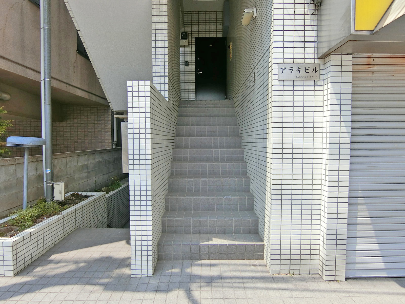オフィスビル出入口