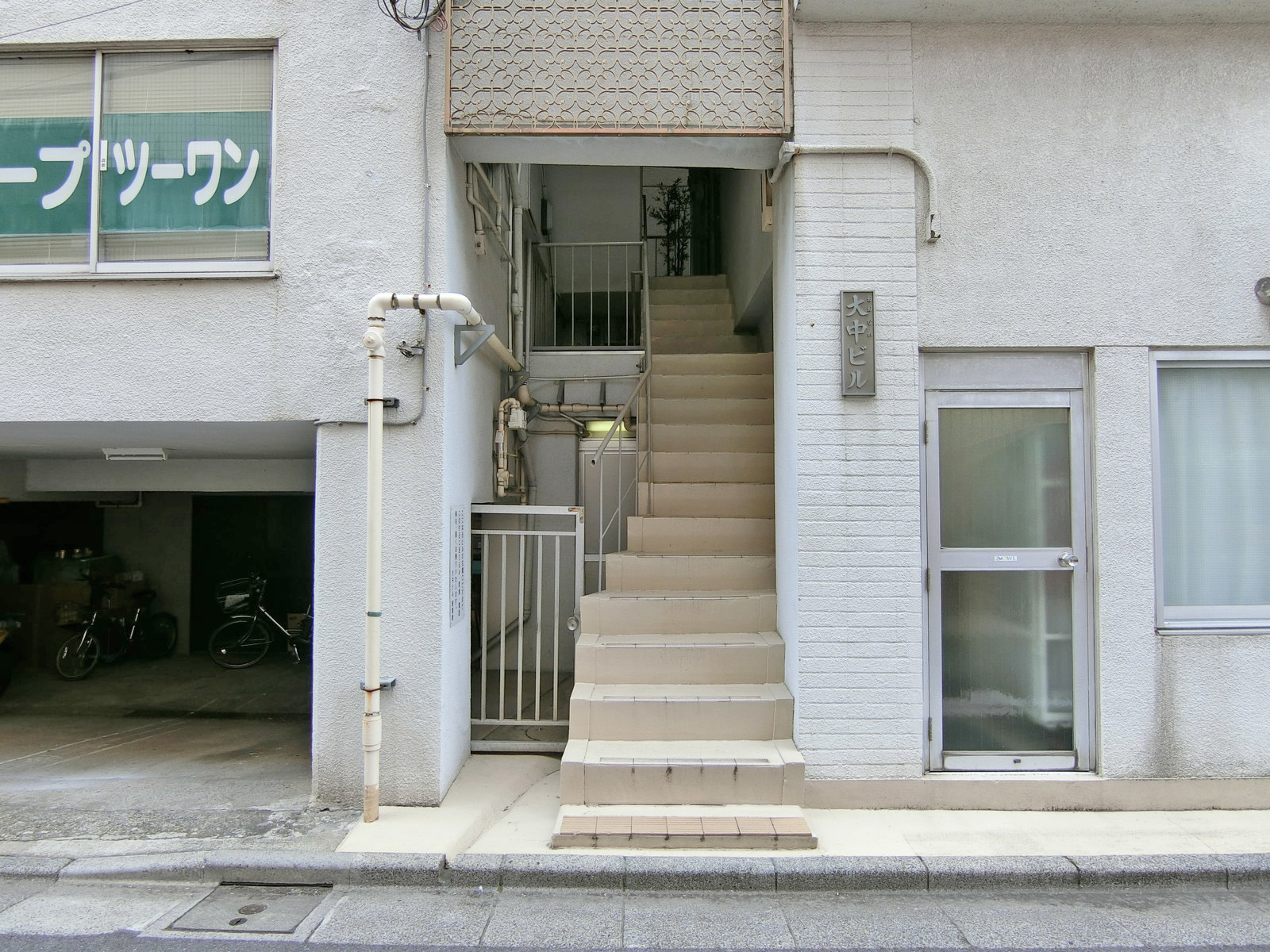 オフィスビル出入口