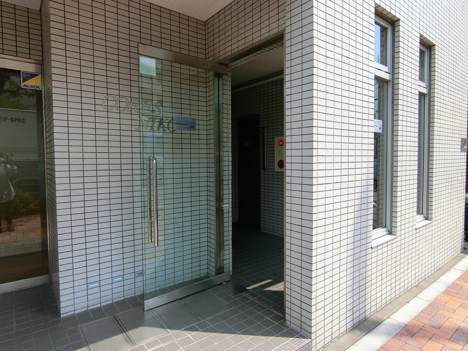 オフィスビル出入口