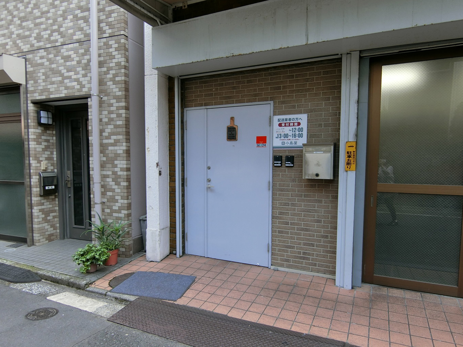 オフィスビル出入口