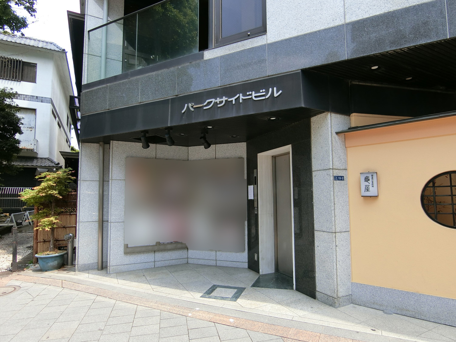 オフィスビル出入口
