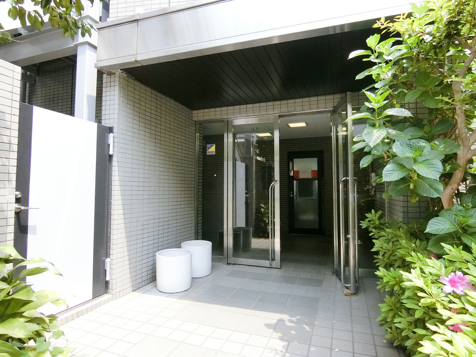 オフィスビル出入口