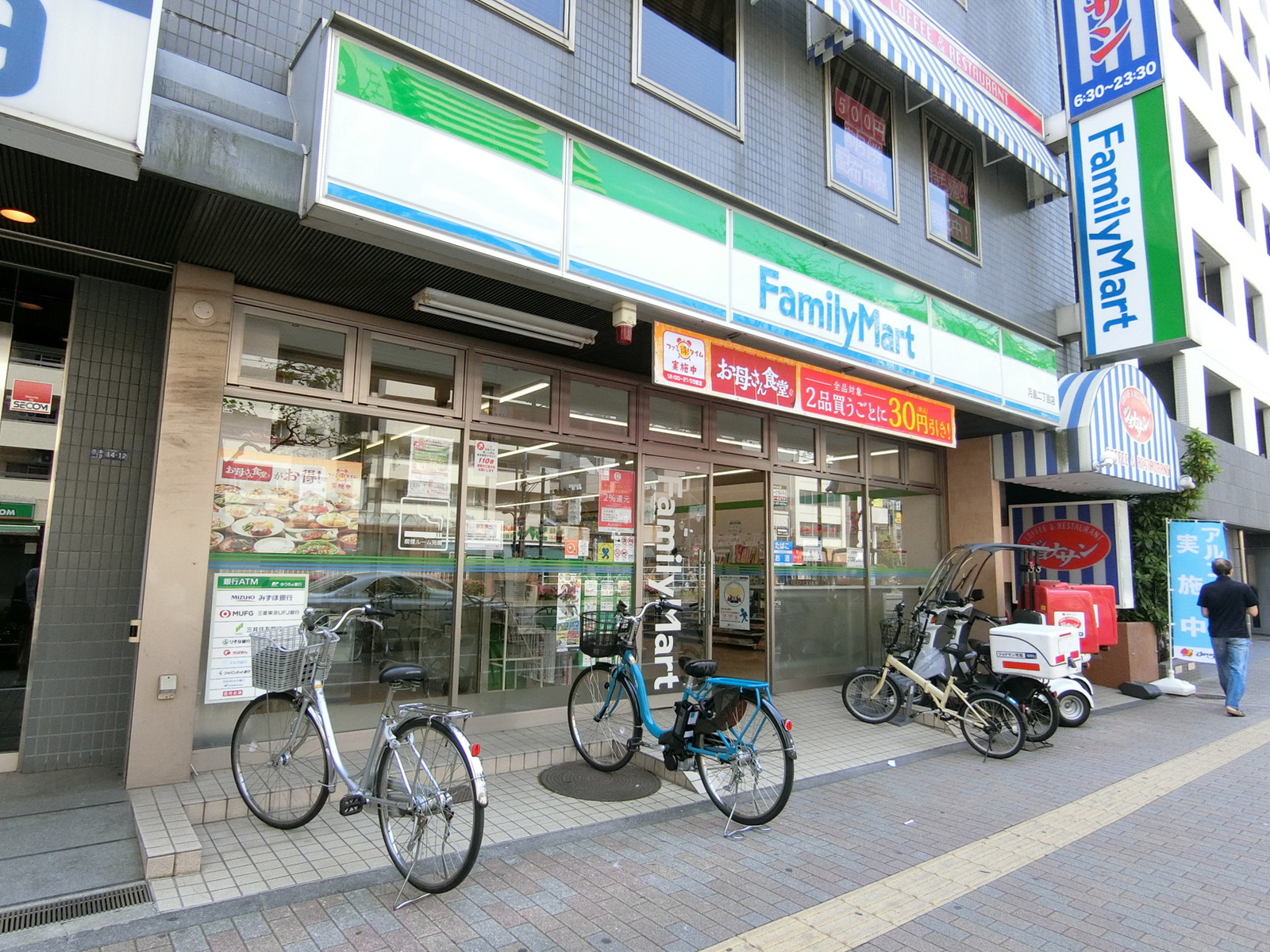 1階のファミリーマート