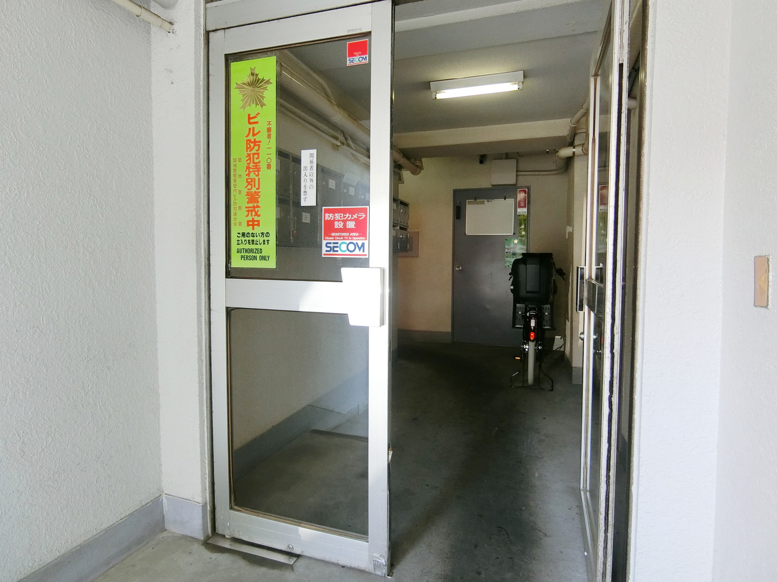 オフィスビル出入口