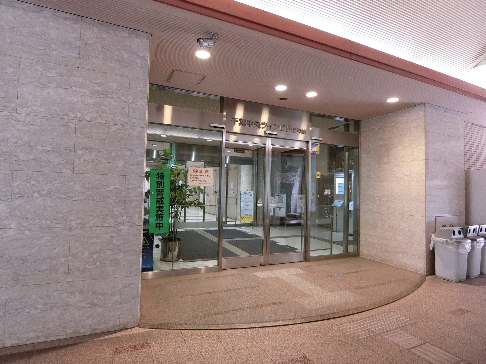 オフィスビル出入り口