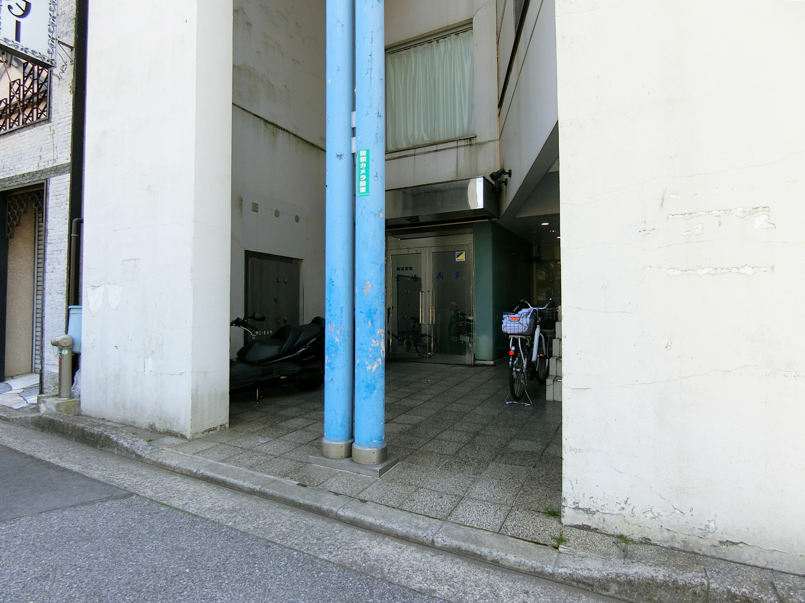 オフィスビル出入り口