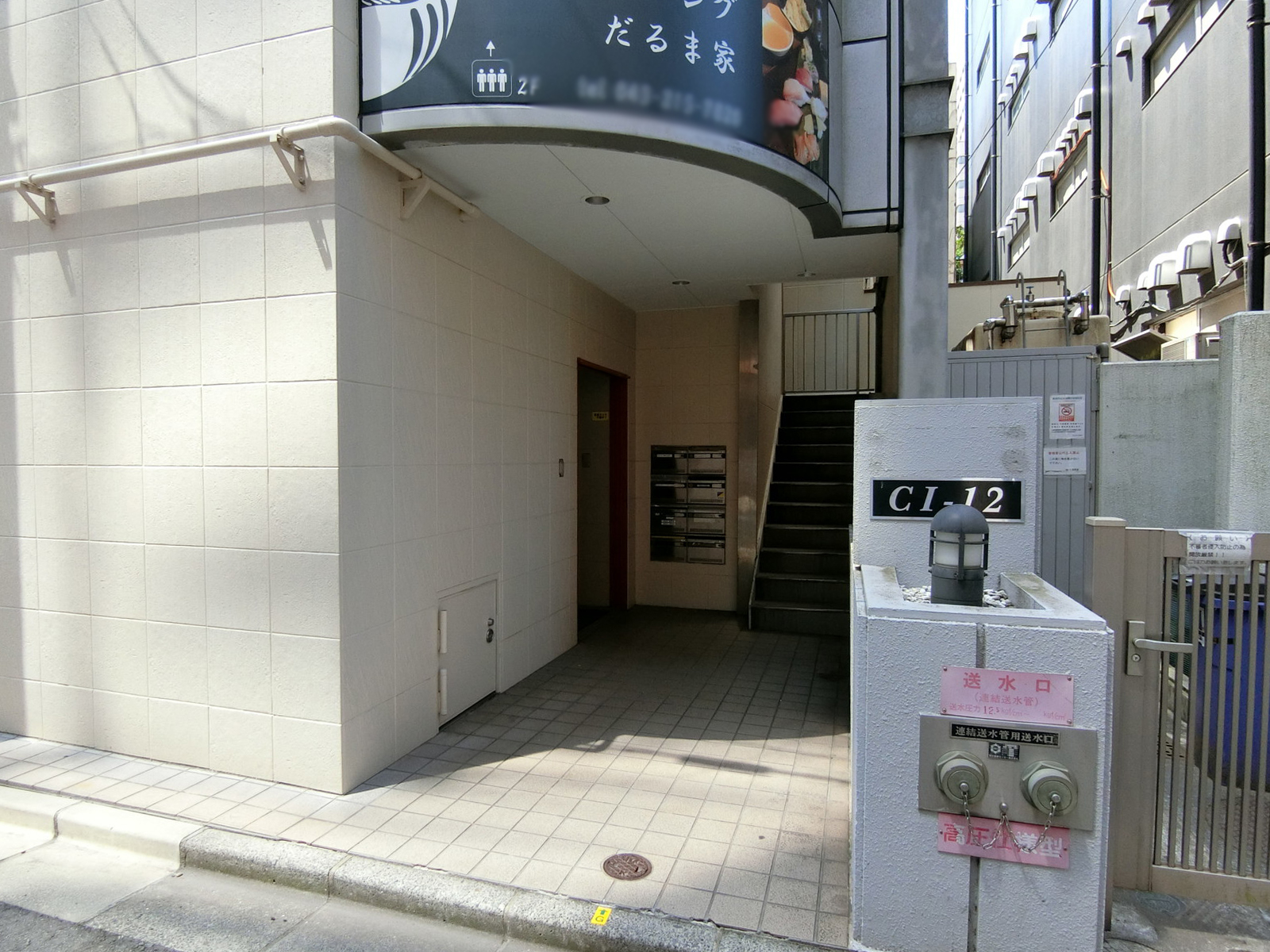 オフィスビル出入り口
