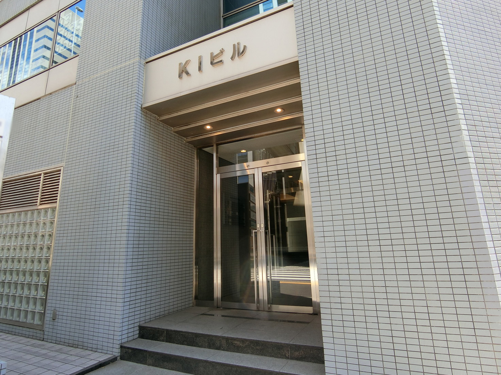オフィスビル出入口
