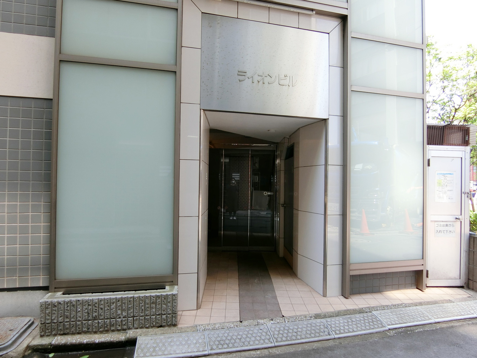 オフィスビル出入り口