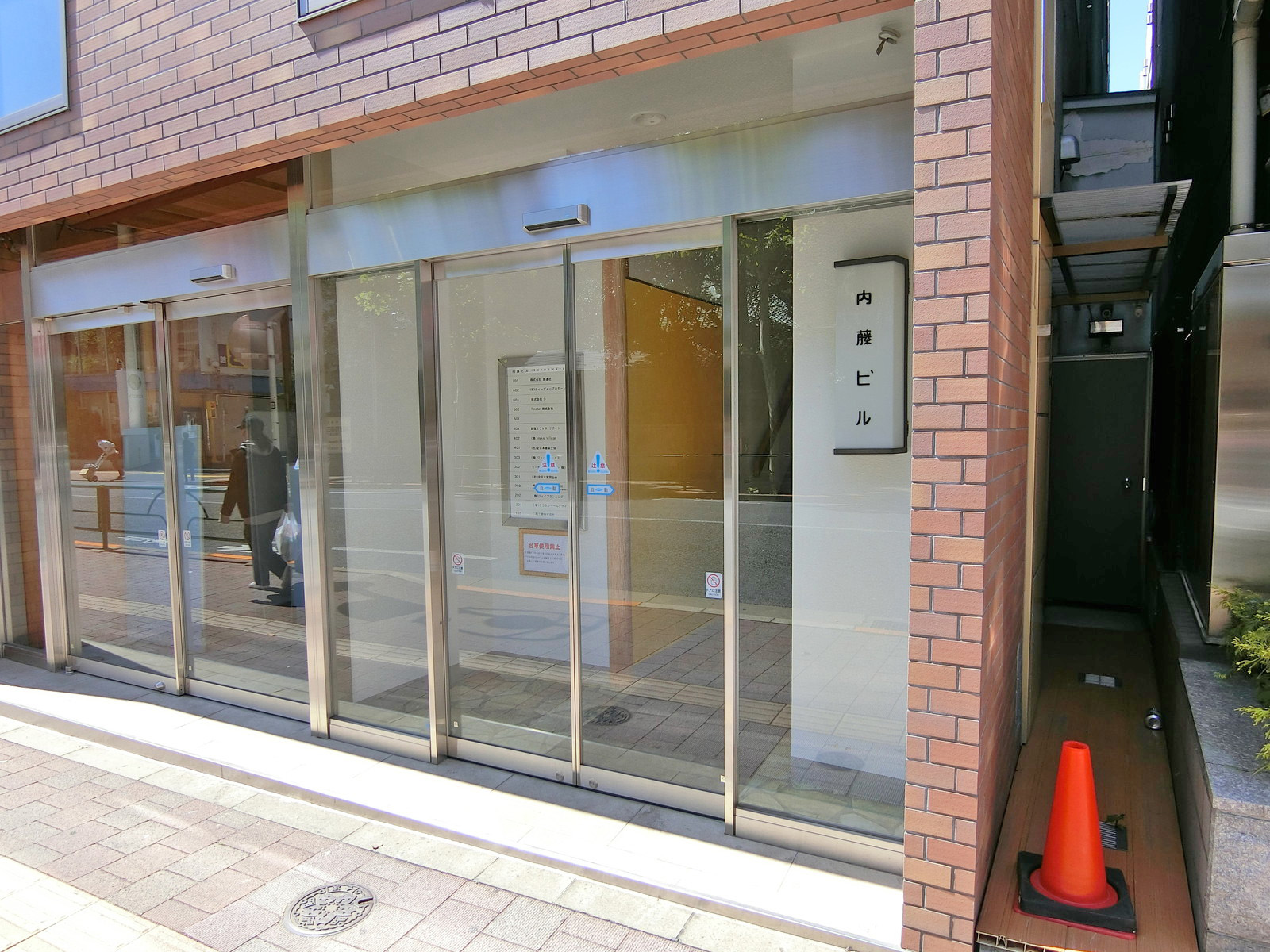 オフィスビル出入口