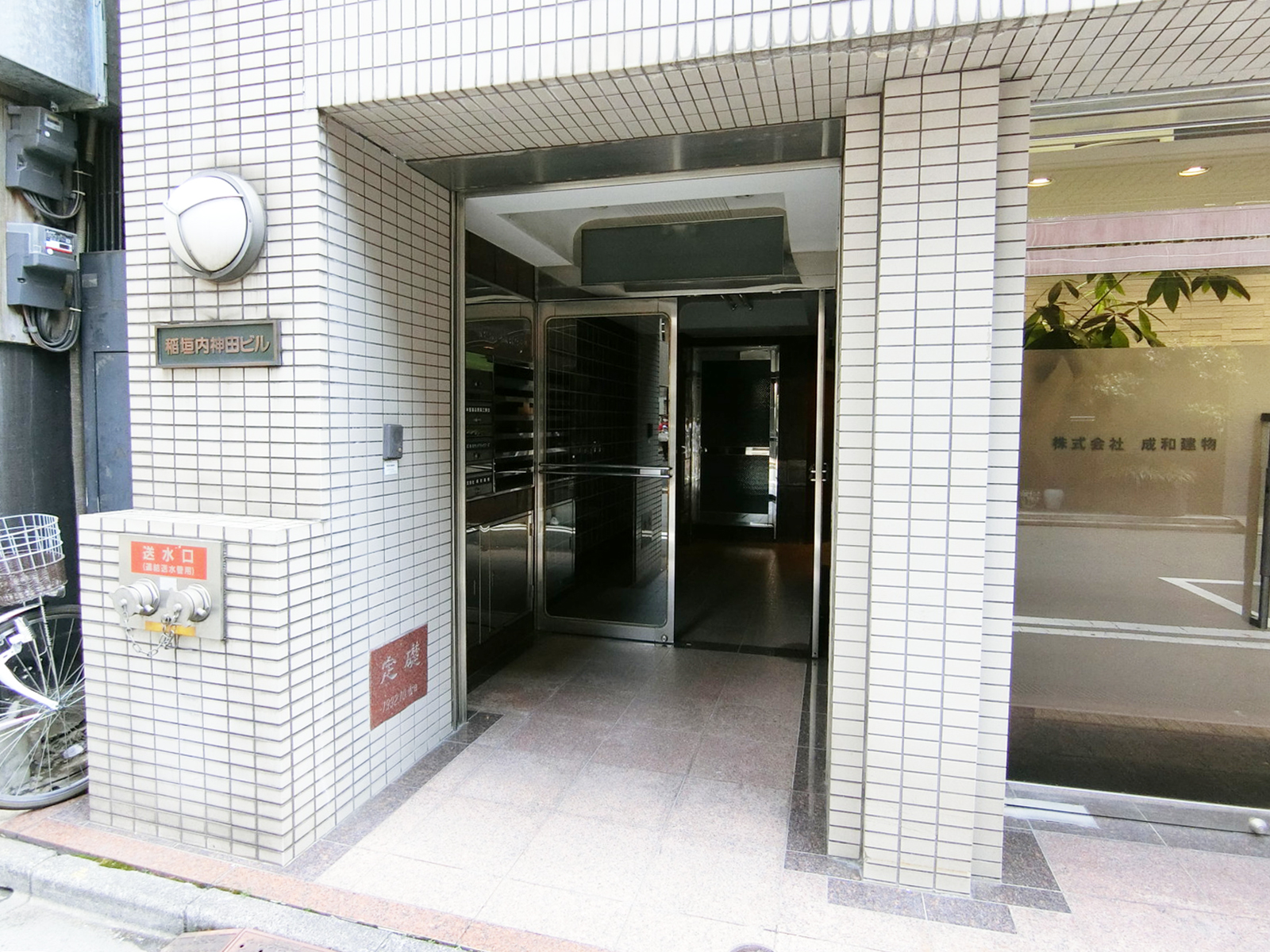 オフィスビル出入口