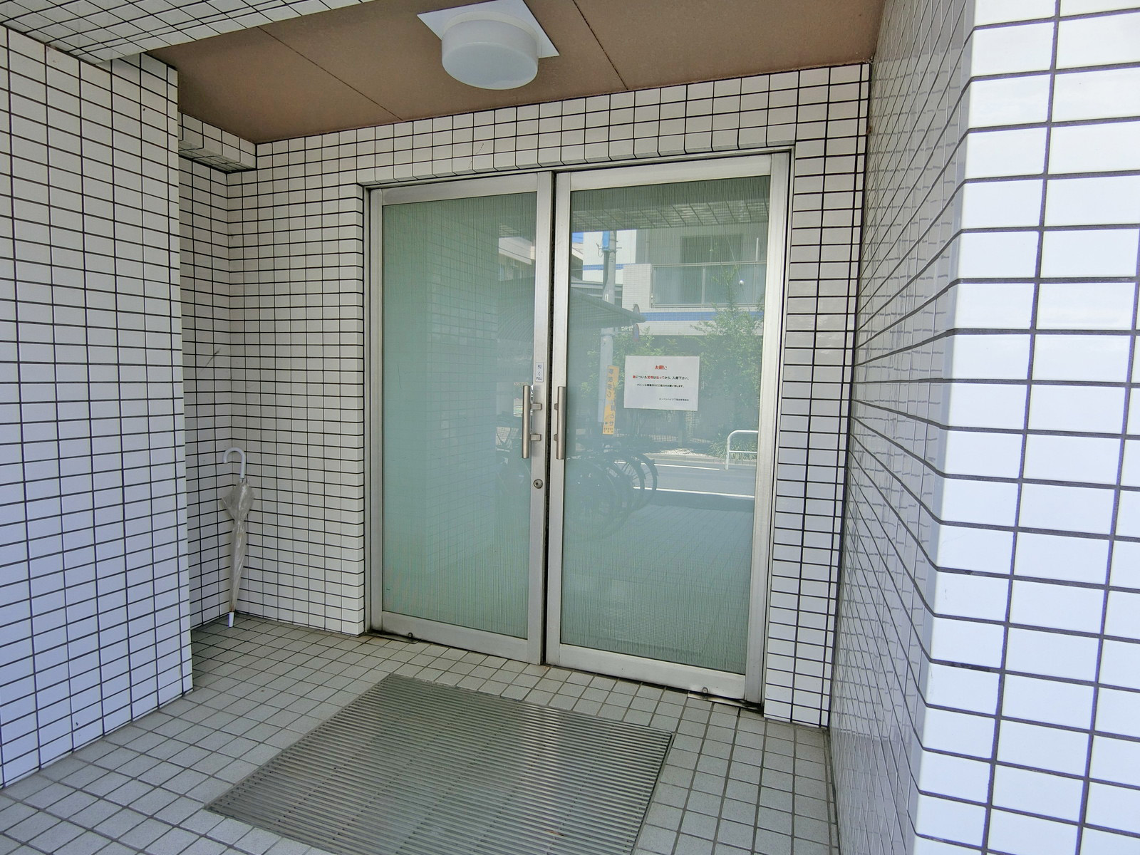 オフィスビル出入口