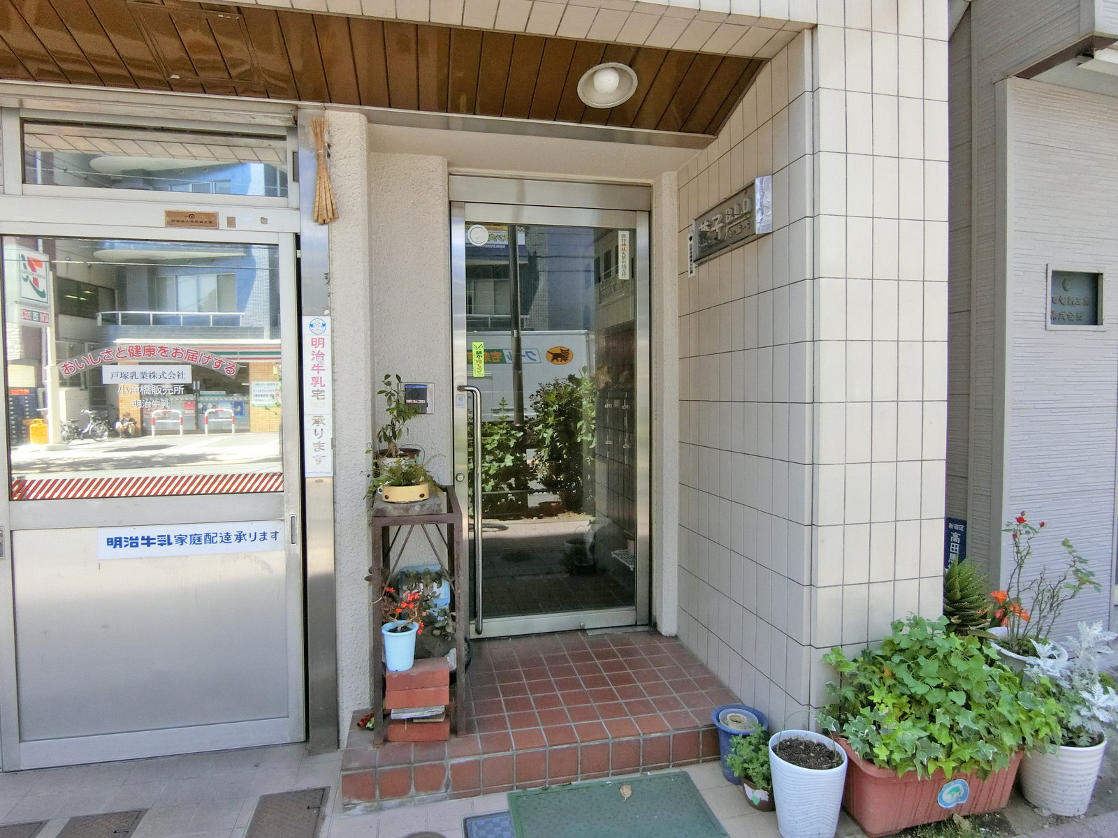 オフィスビル出入口