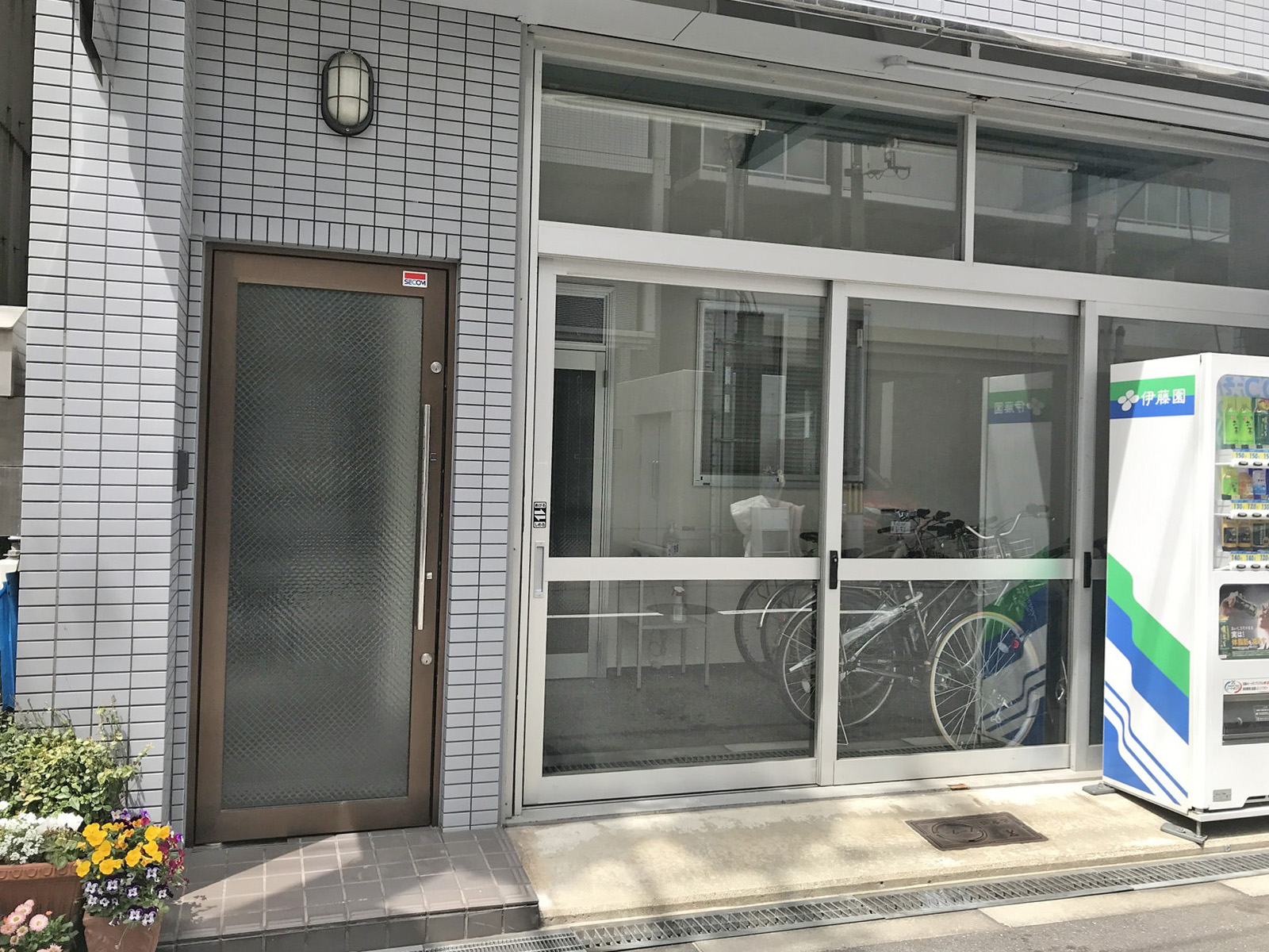 オフィスビル出入口