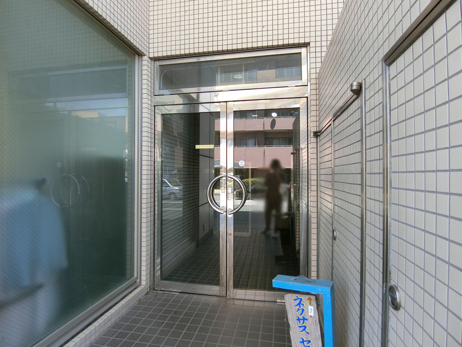 オフィスビル出入り口