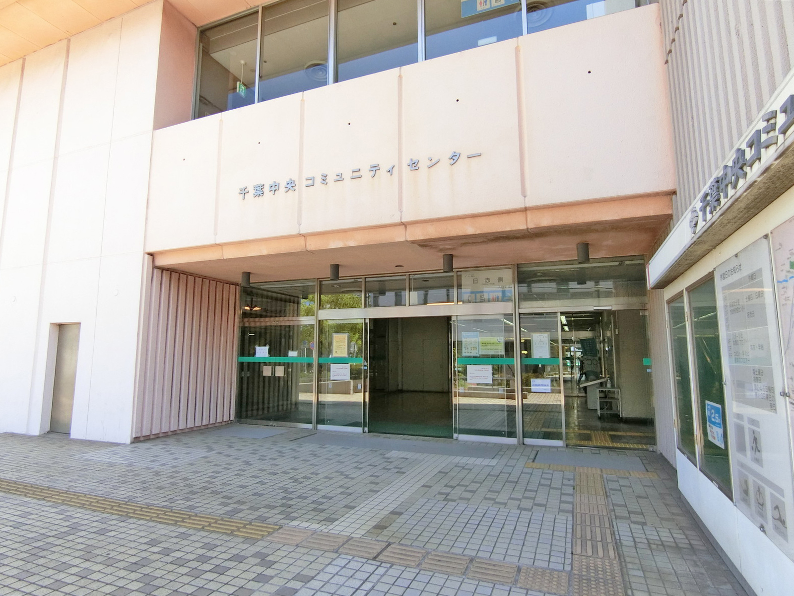 オフィスビル出入り口