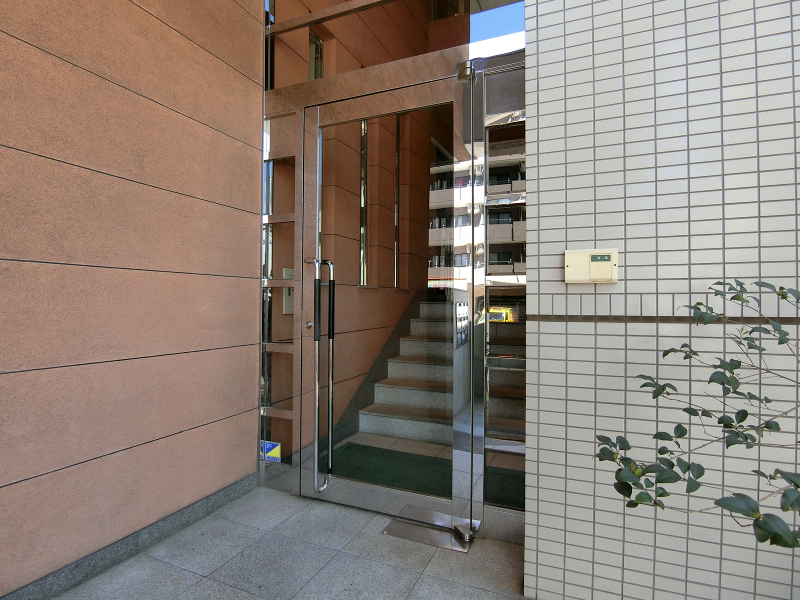 オフィスビル出入り口