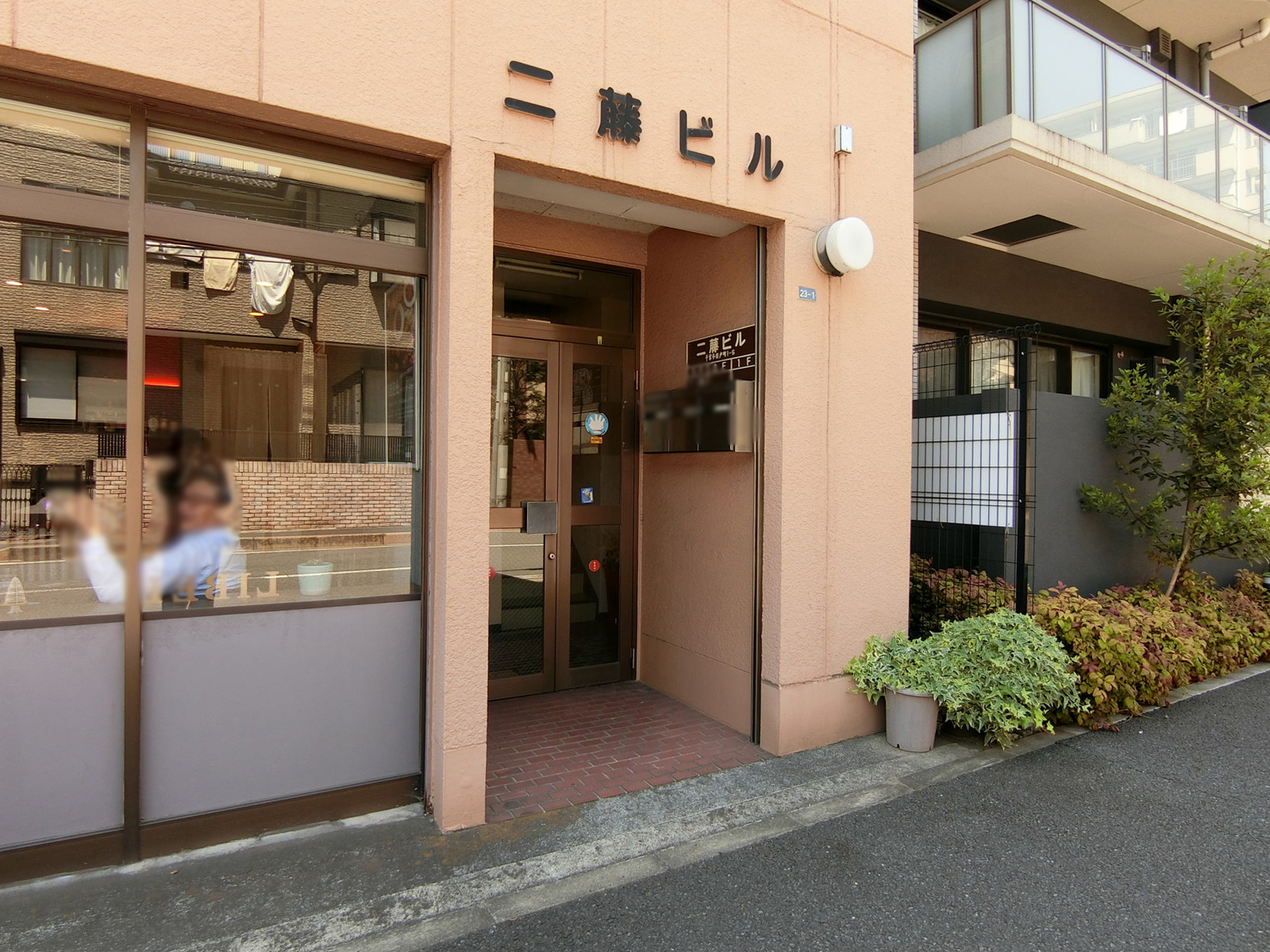 オフィスビル出入り口