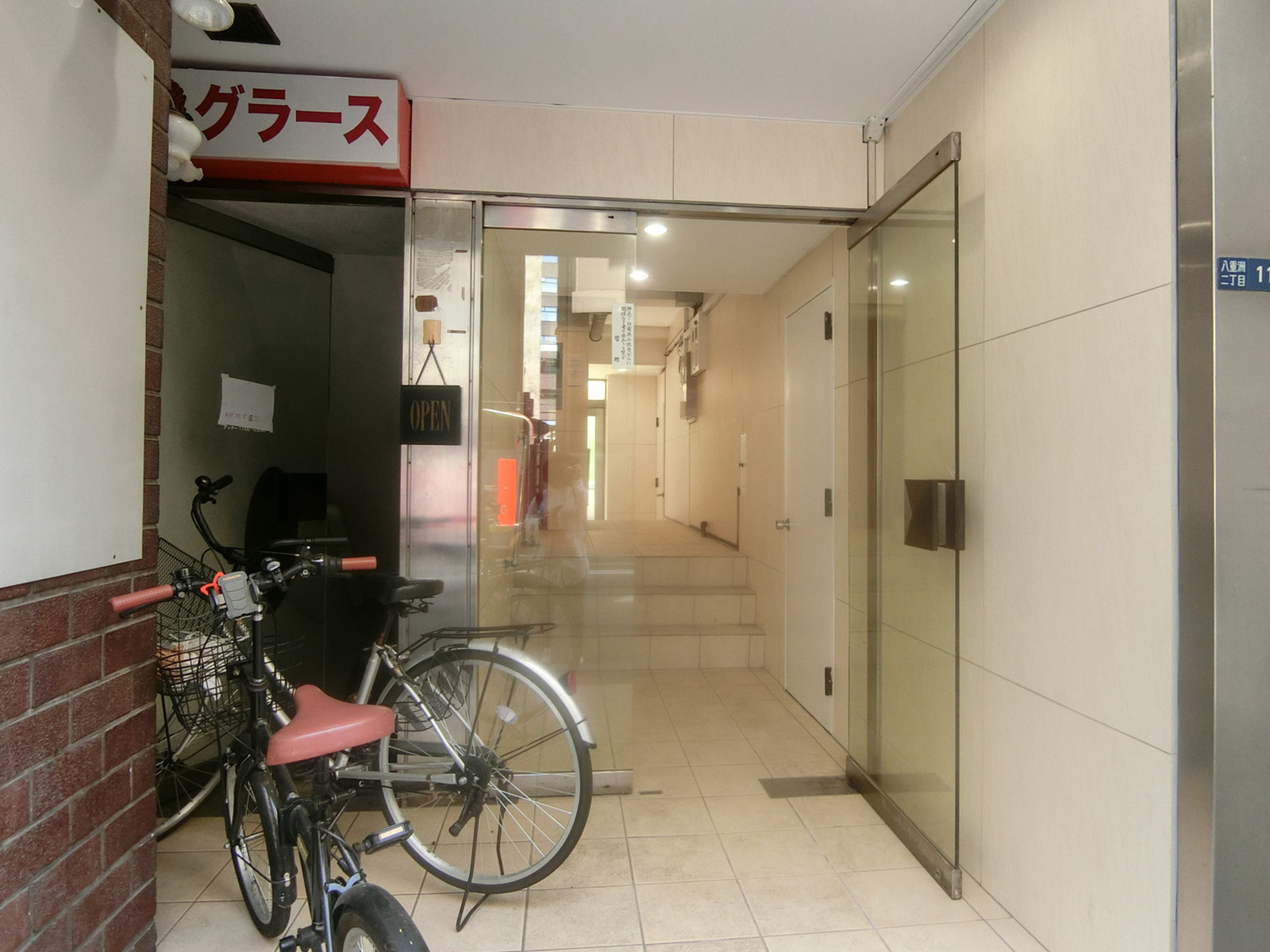 オフィスビル出入口