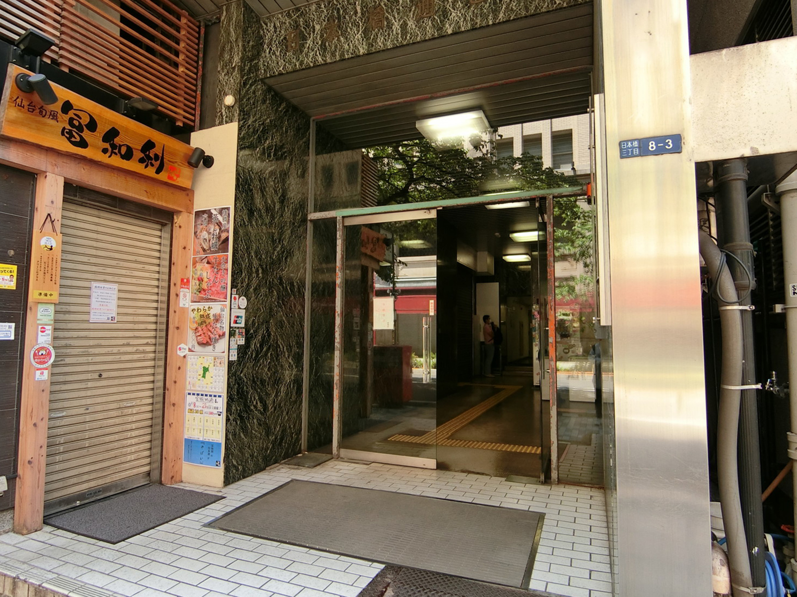 オフィスビル出入口
