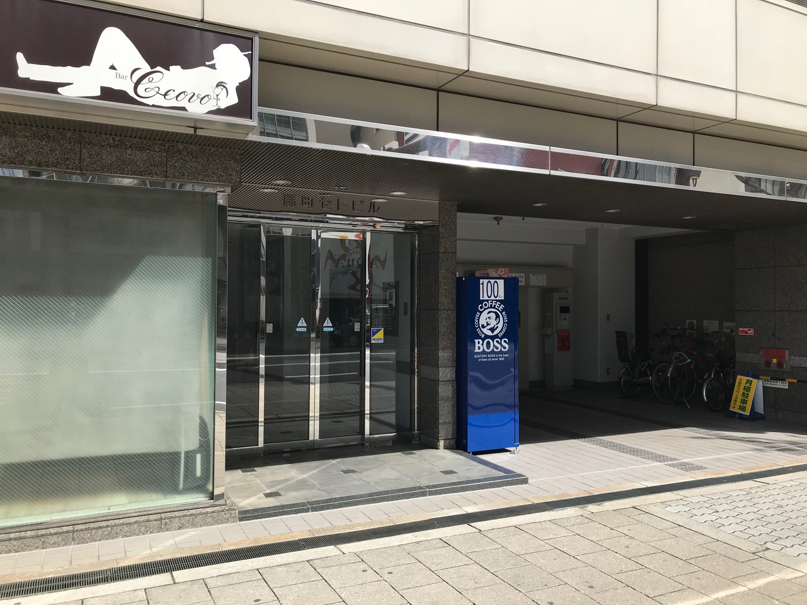 オフィスビル出入口