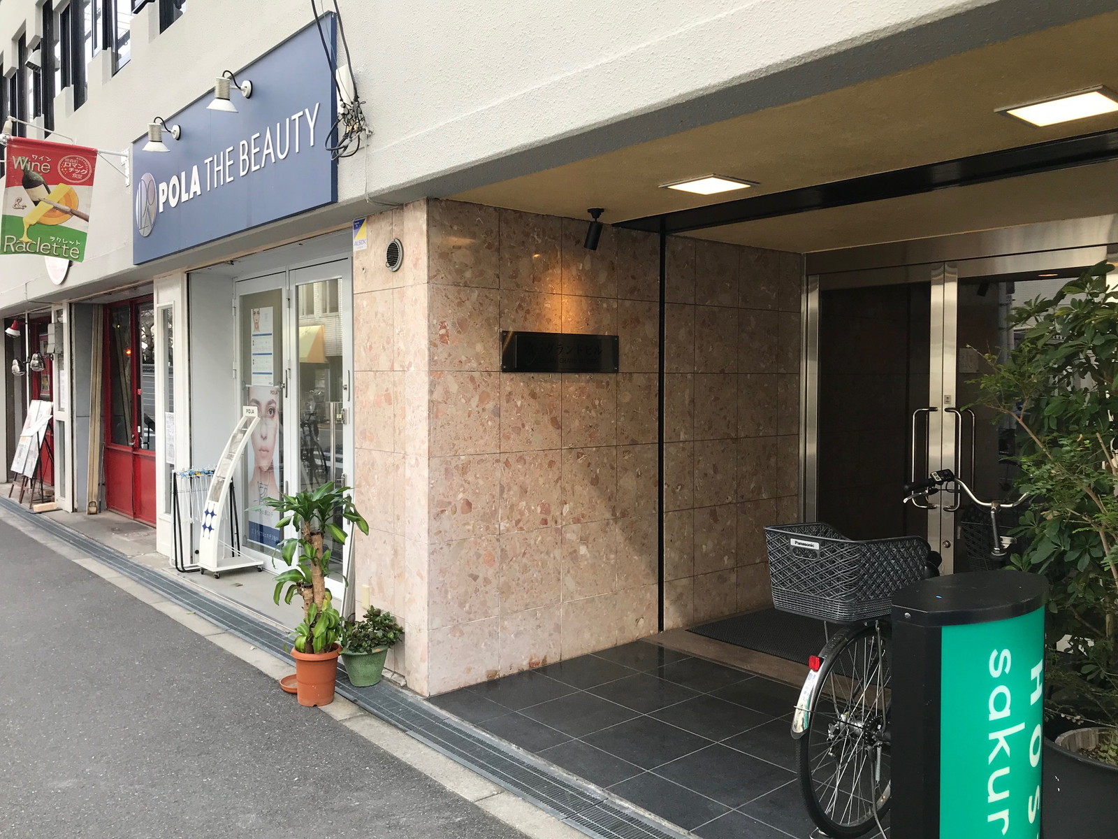 オフィスビル出入口