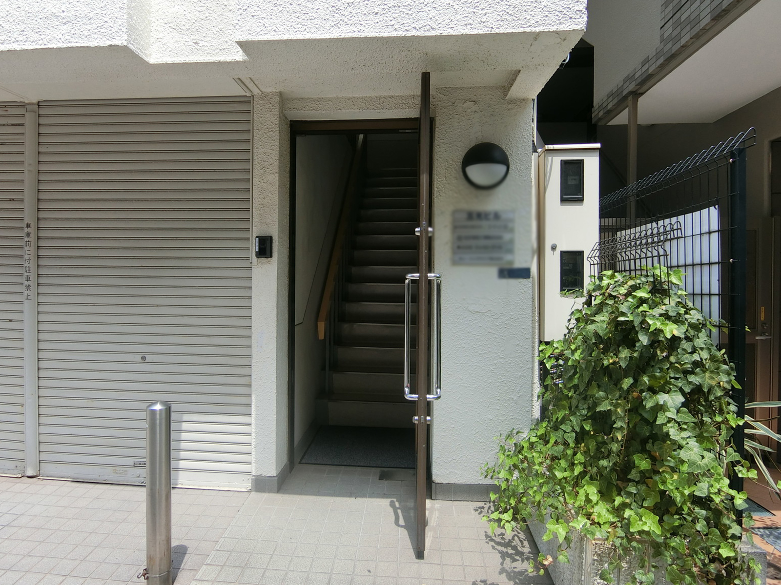 オフィスビル出入口