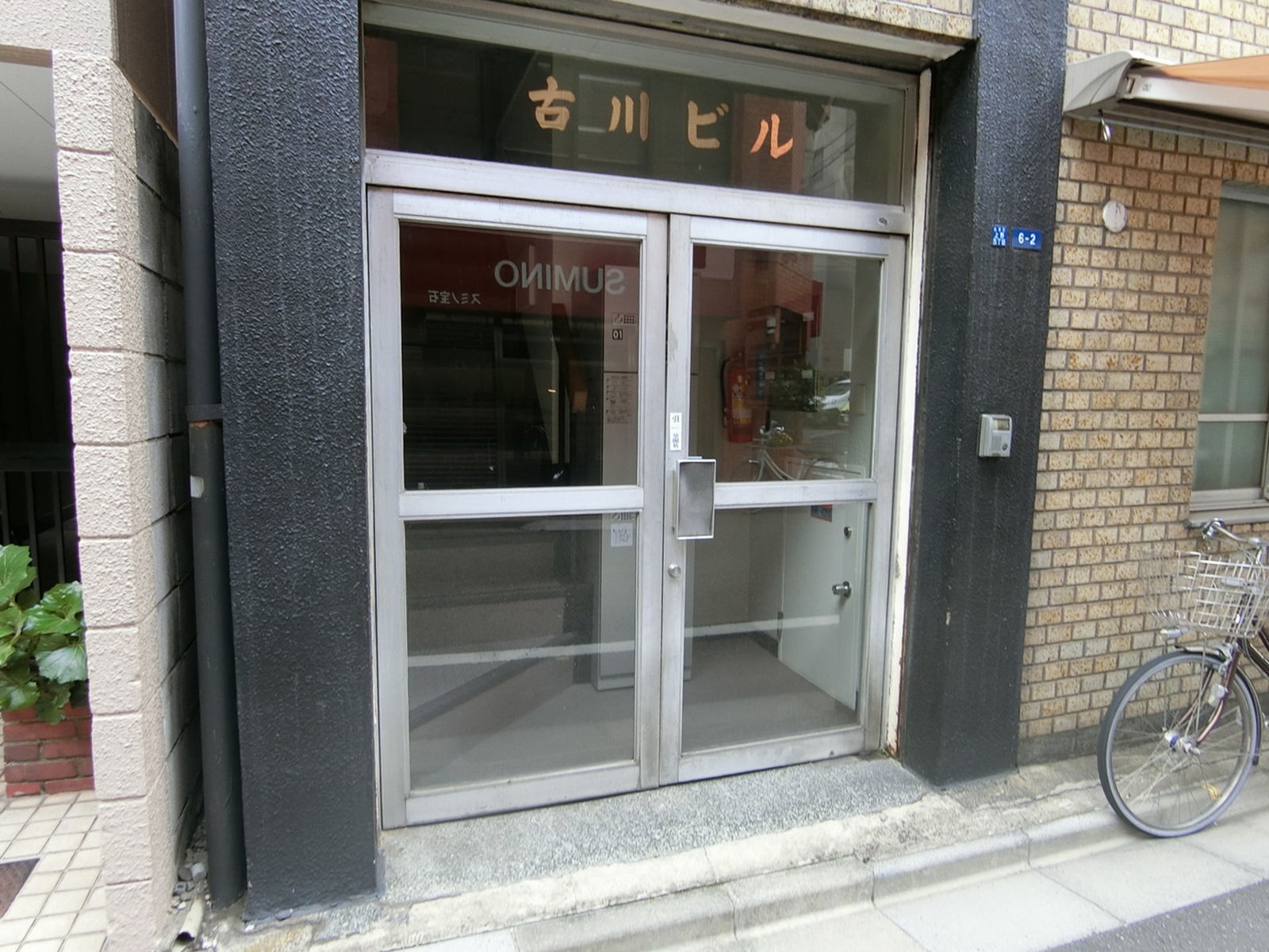 オフィスビル出入口