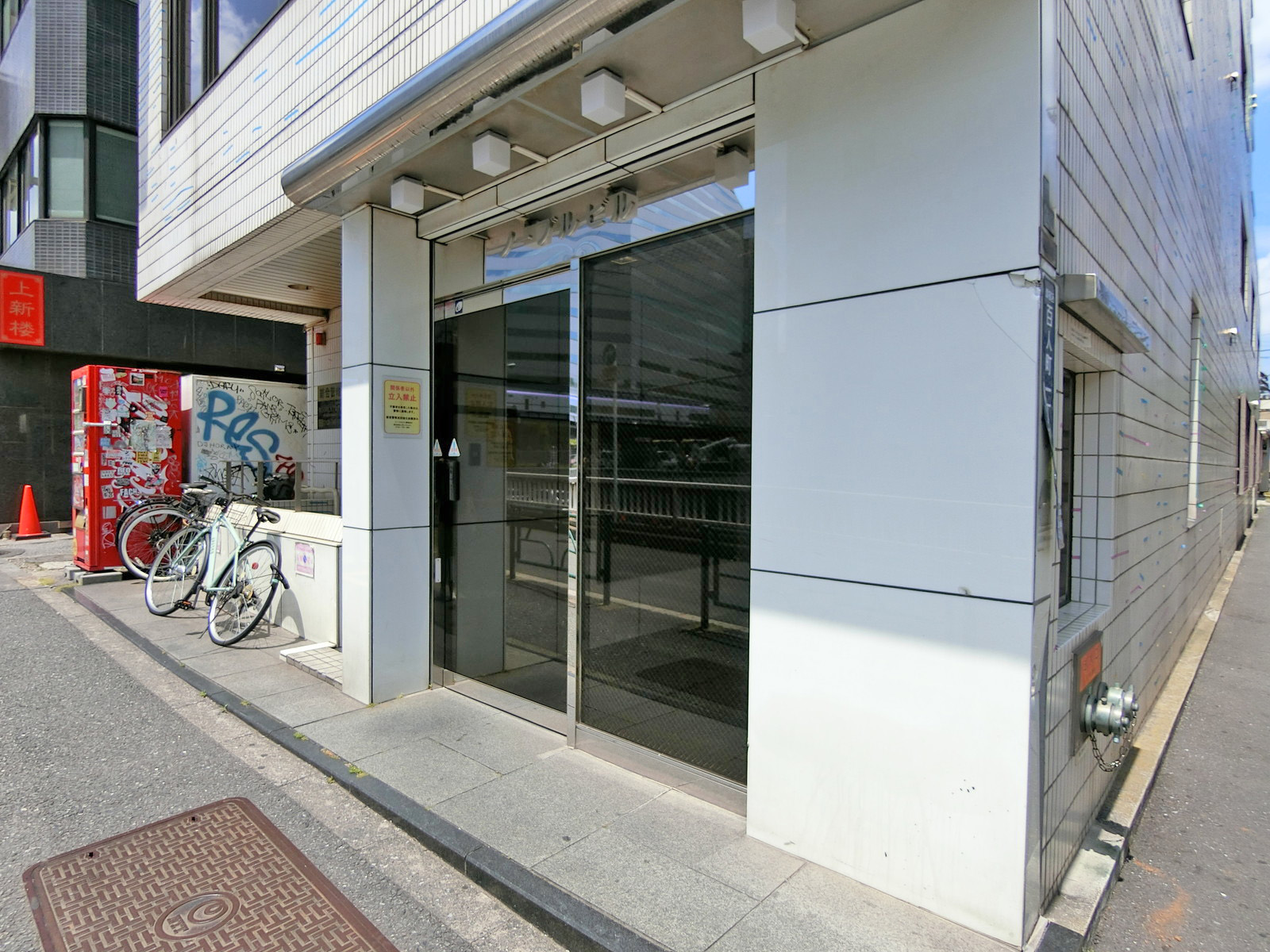 オフィスビル出入口