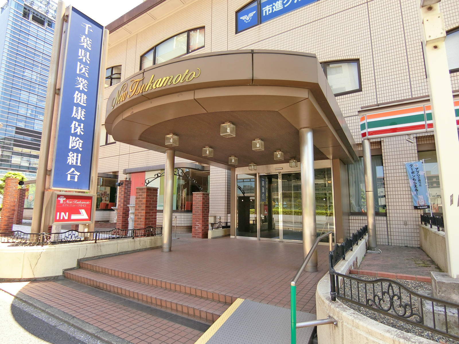 オフィスビル出入り口