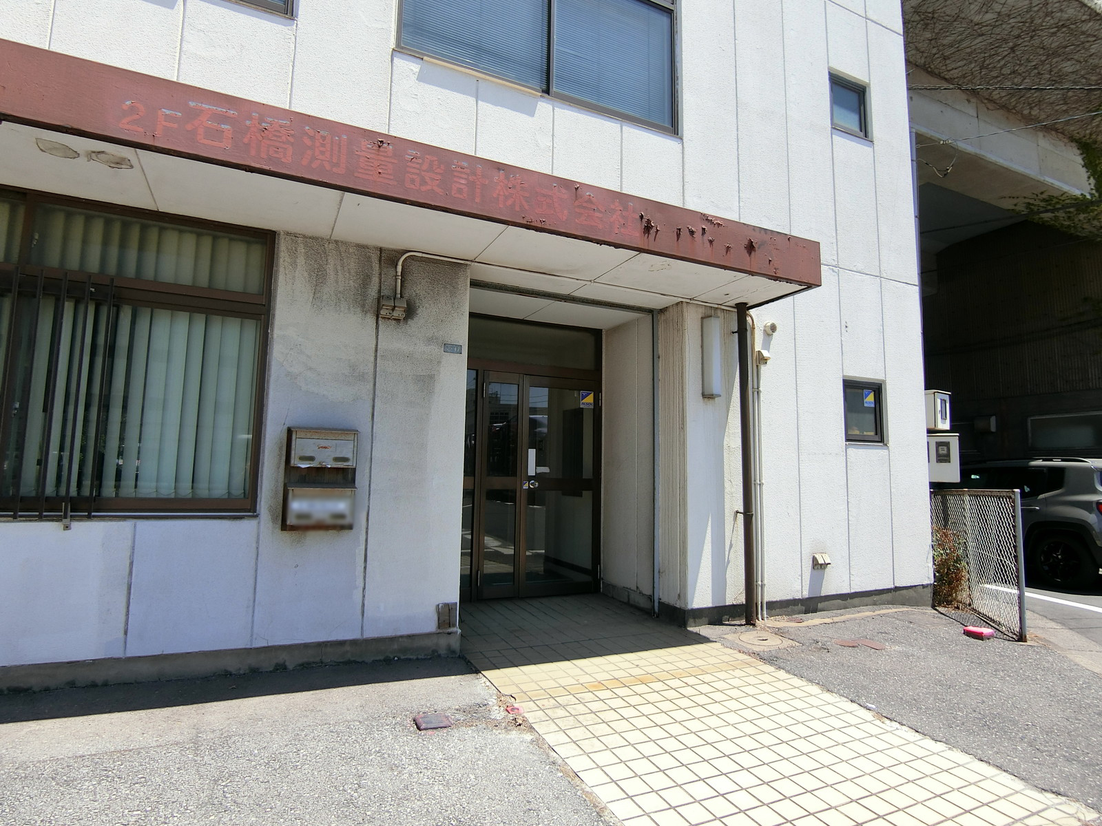 オフィスビル出入り口