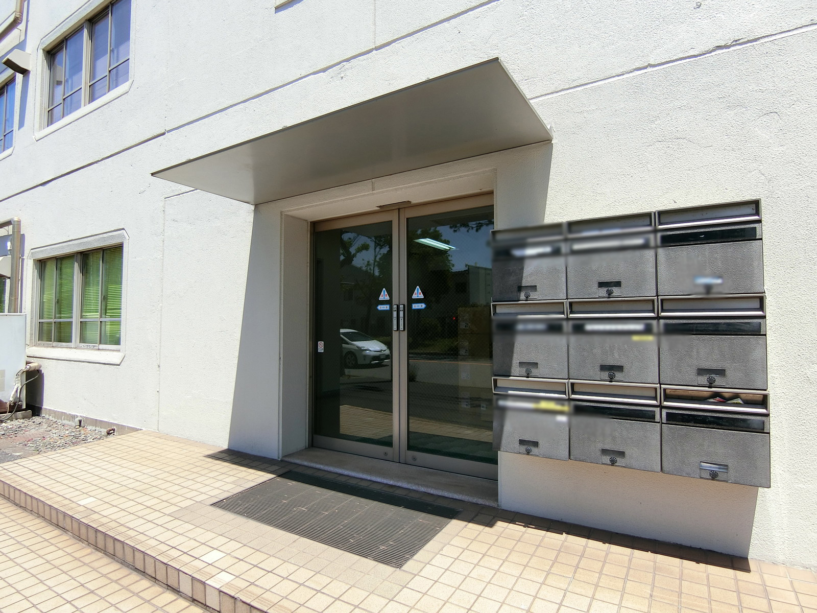 オフィスビル出入り口