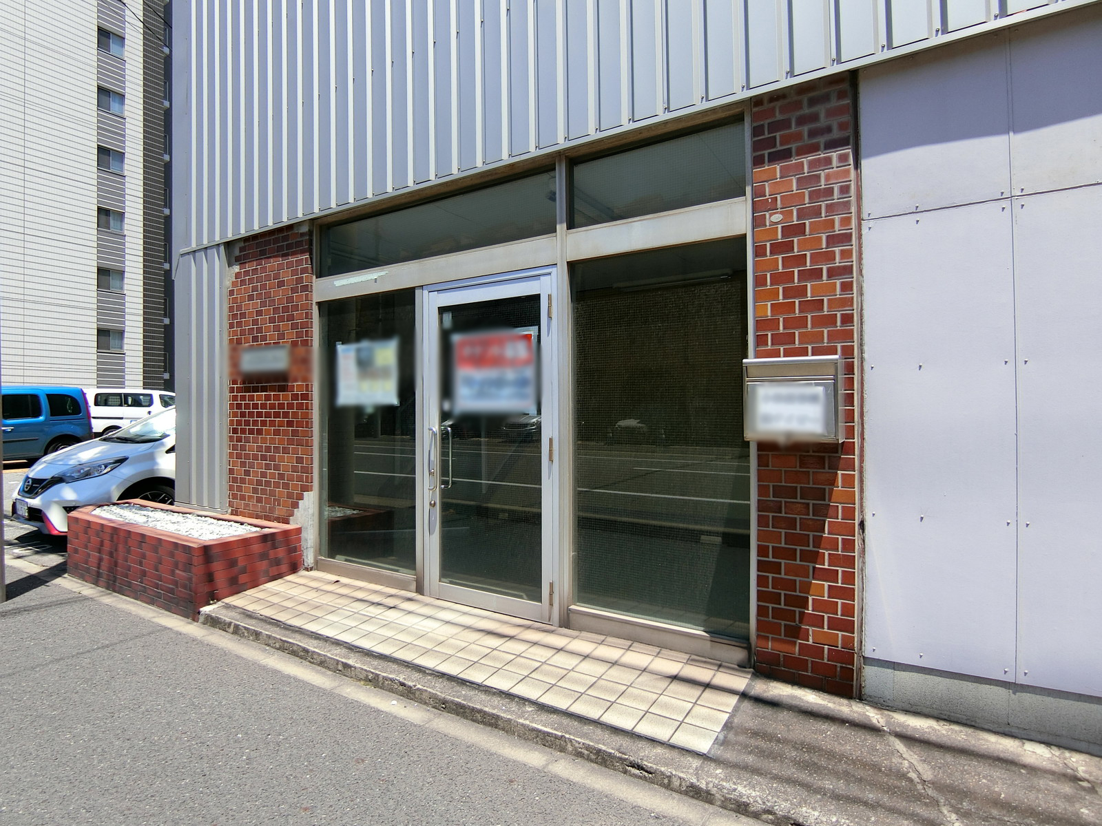 オフィスビル出入り口